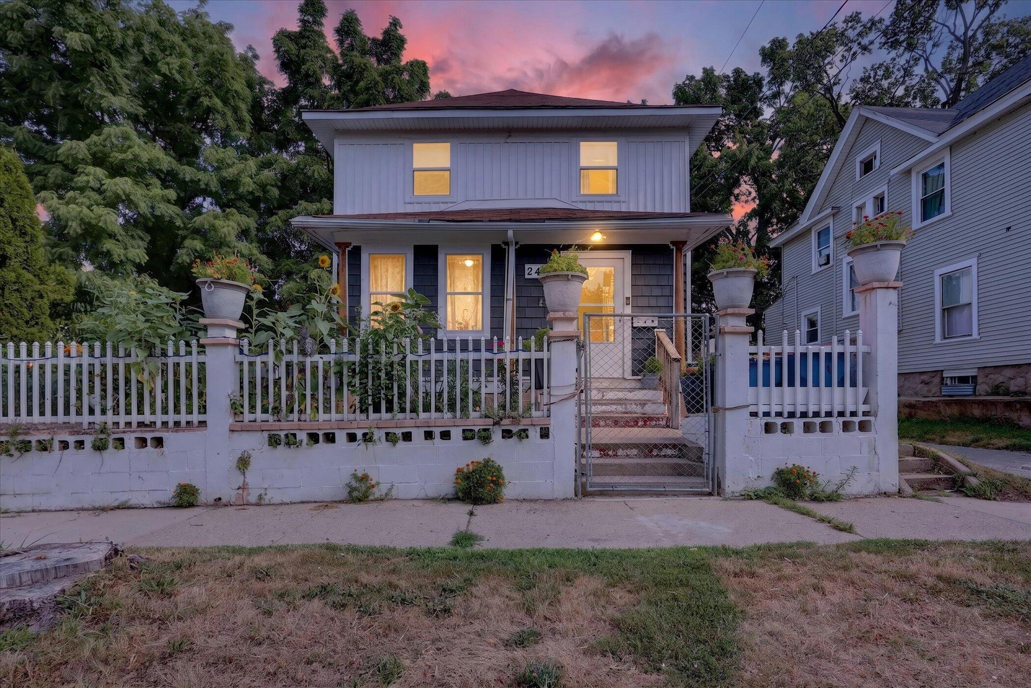 243 Delaware Street SE — photo