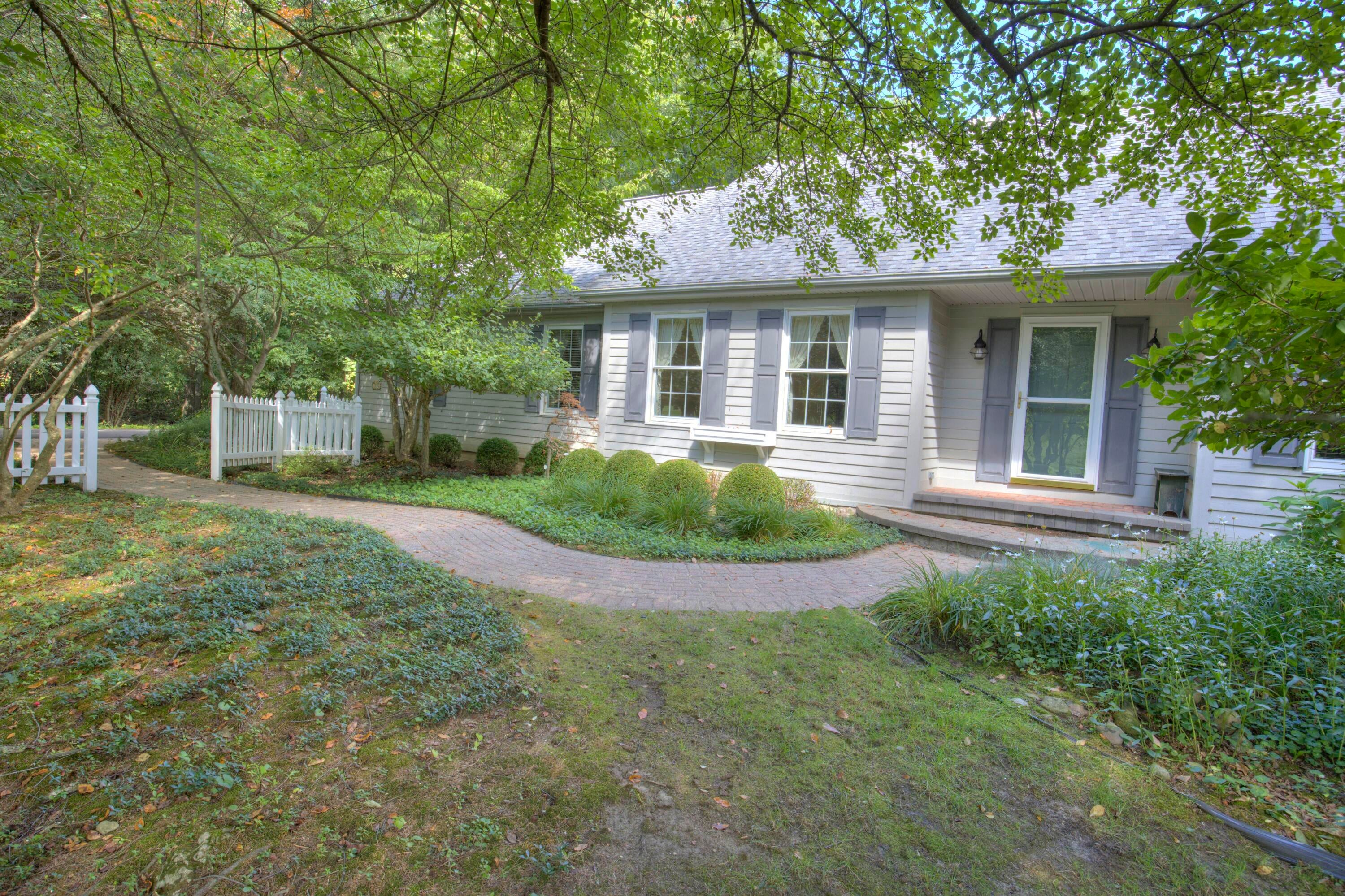 4890 Mill Run — photo