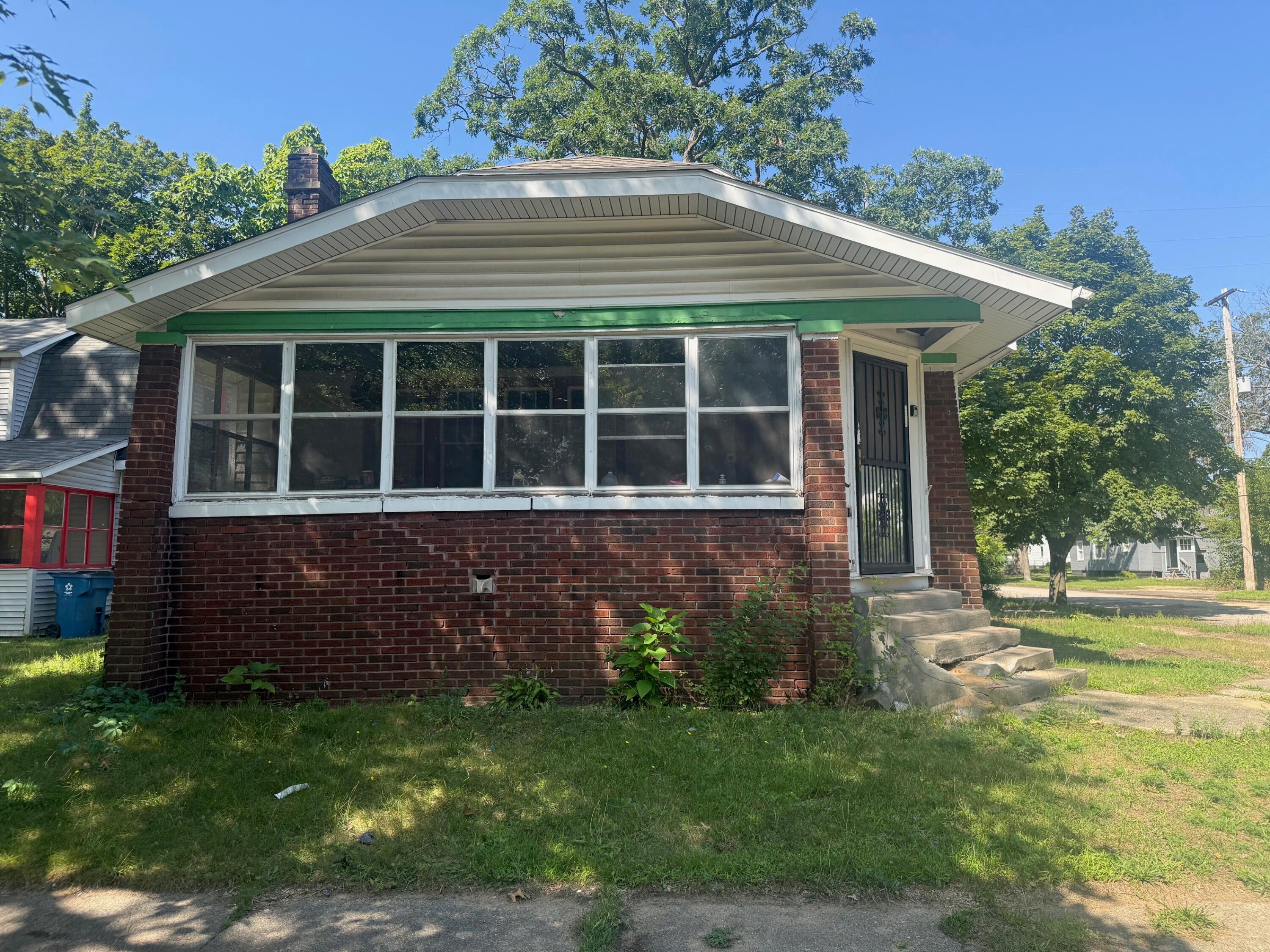2401 Baker Street — photo