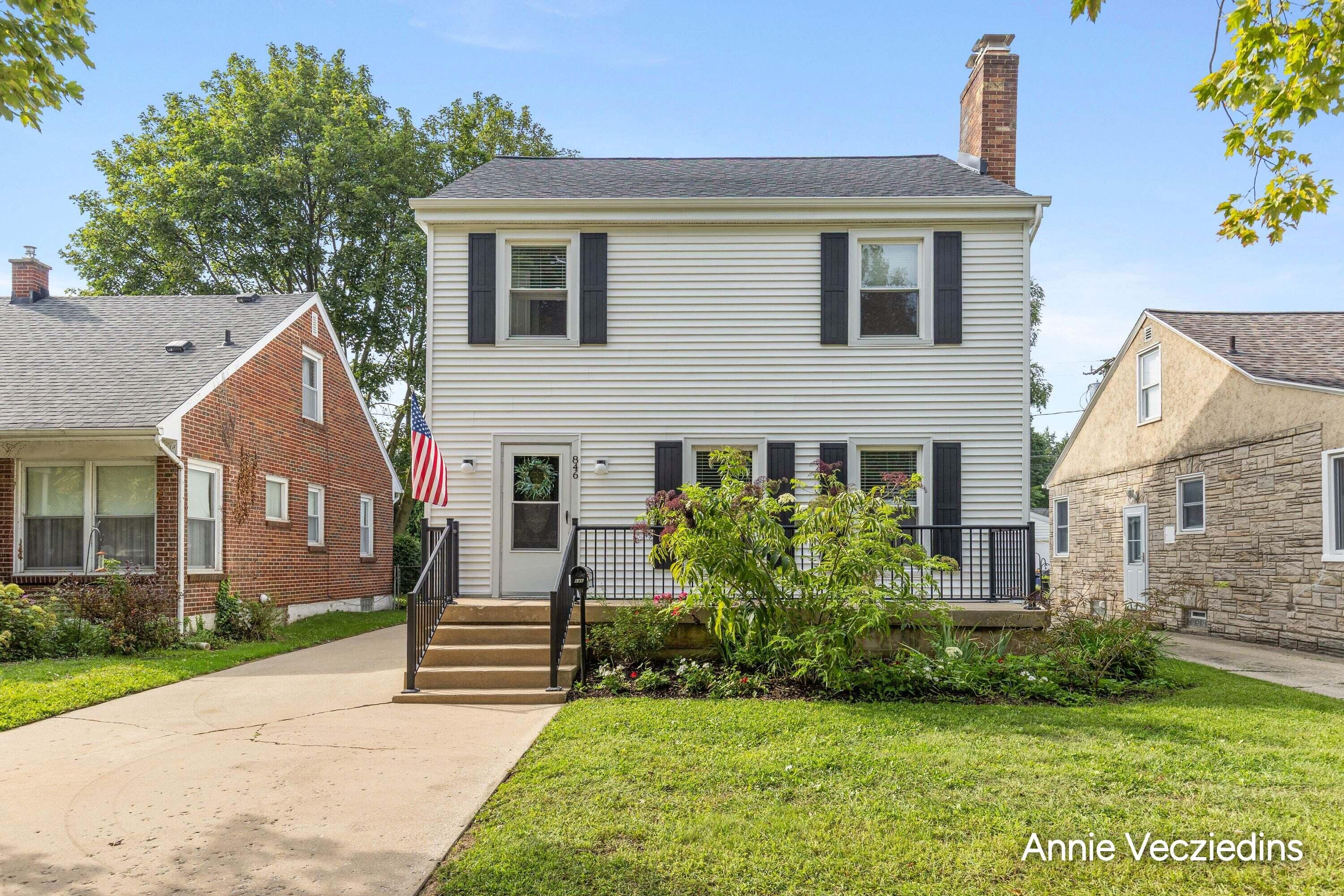 846 Lake Michigan Drive NW — photo