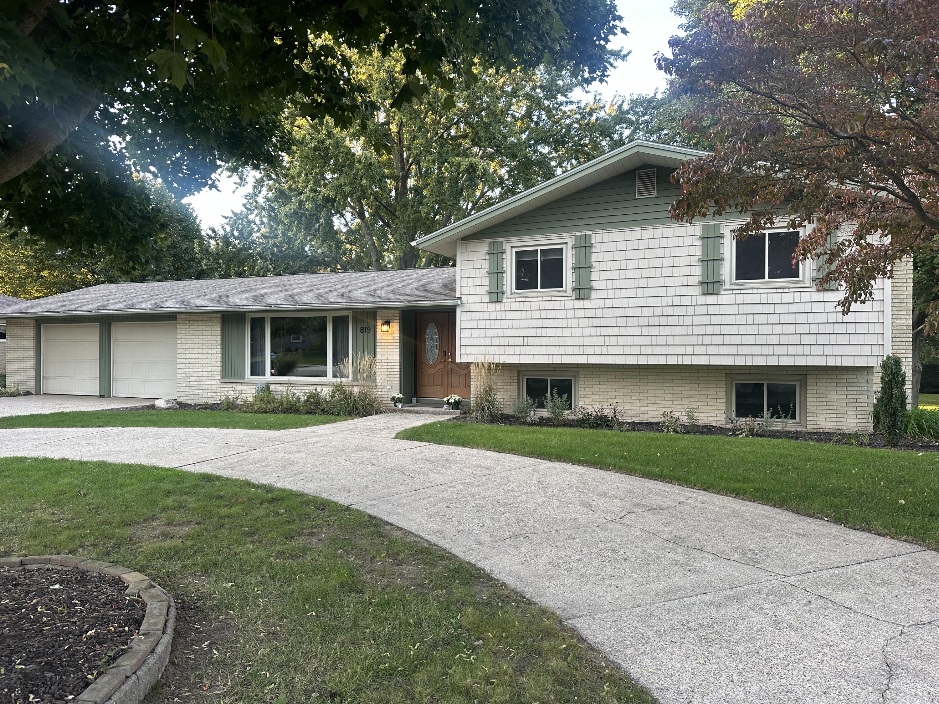 819 E Plainfield Court — photo