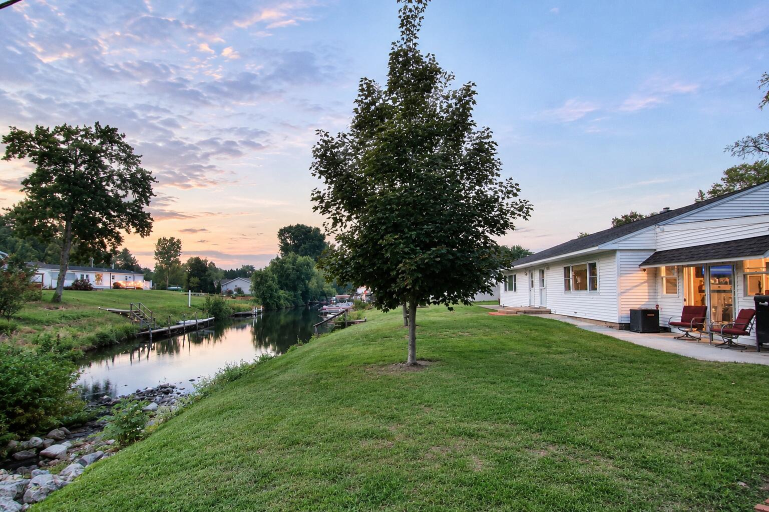 1717 E Hess Lake Drive — photo
