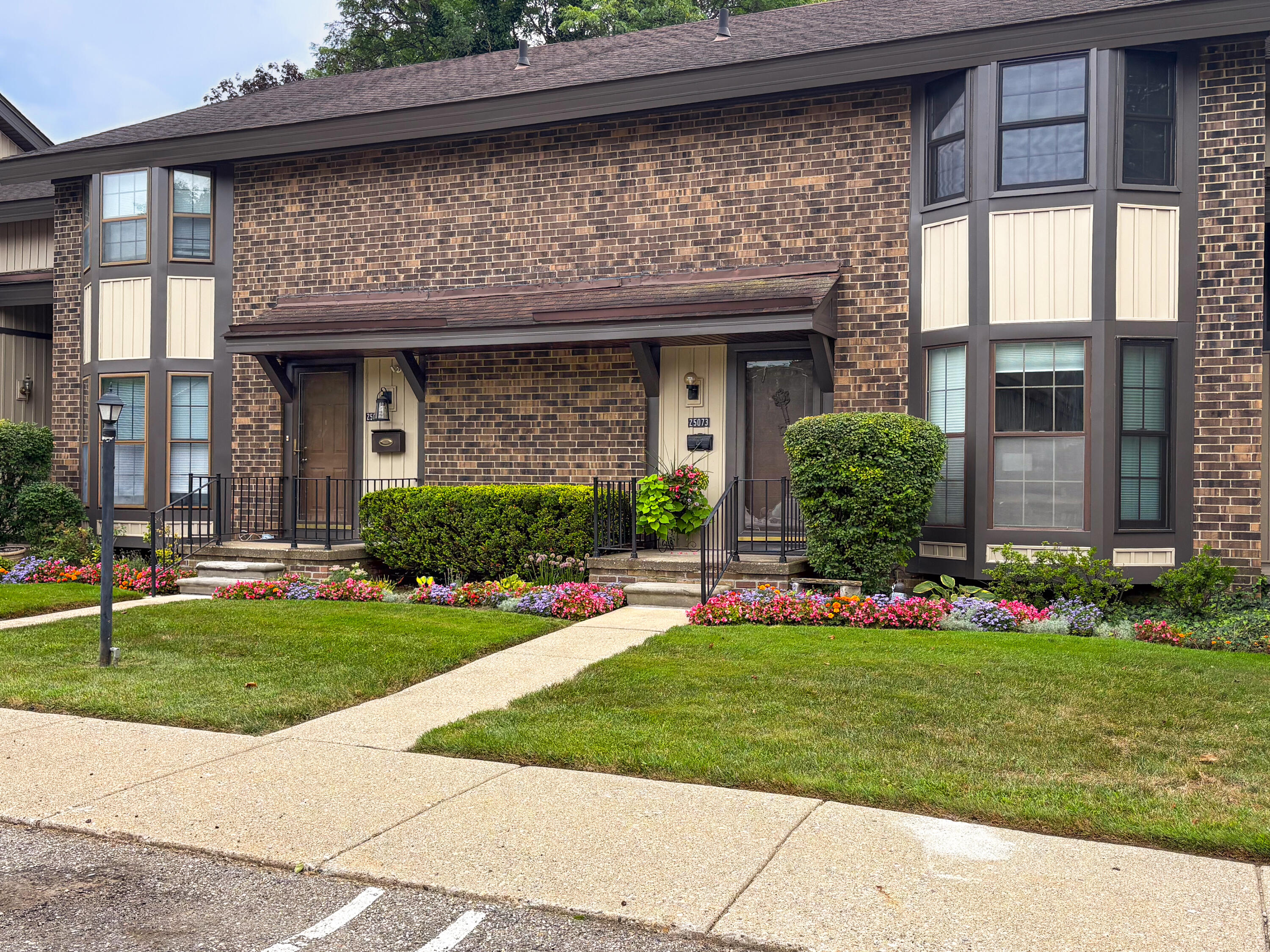 25073 Oakbrooke Drive — photo