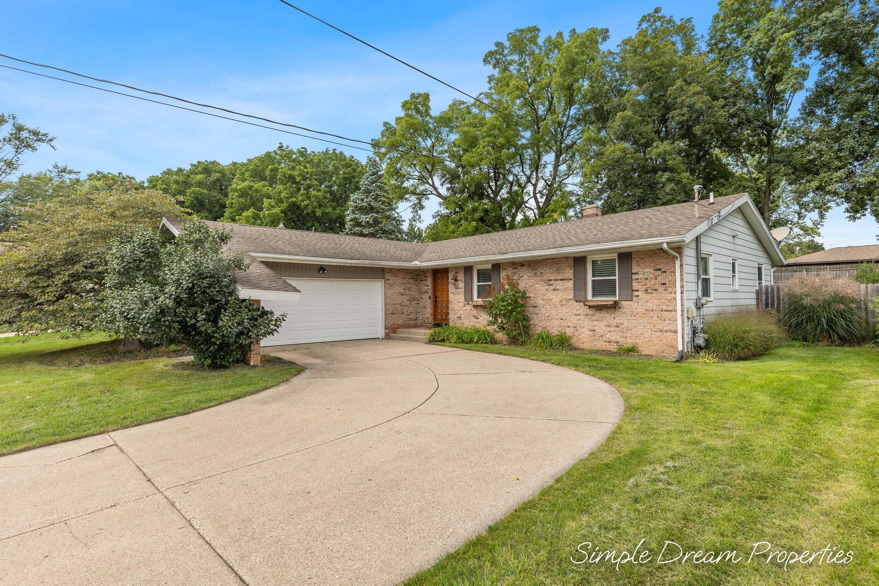 1727 Weymouth Drive SE — photo