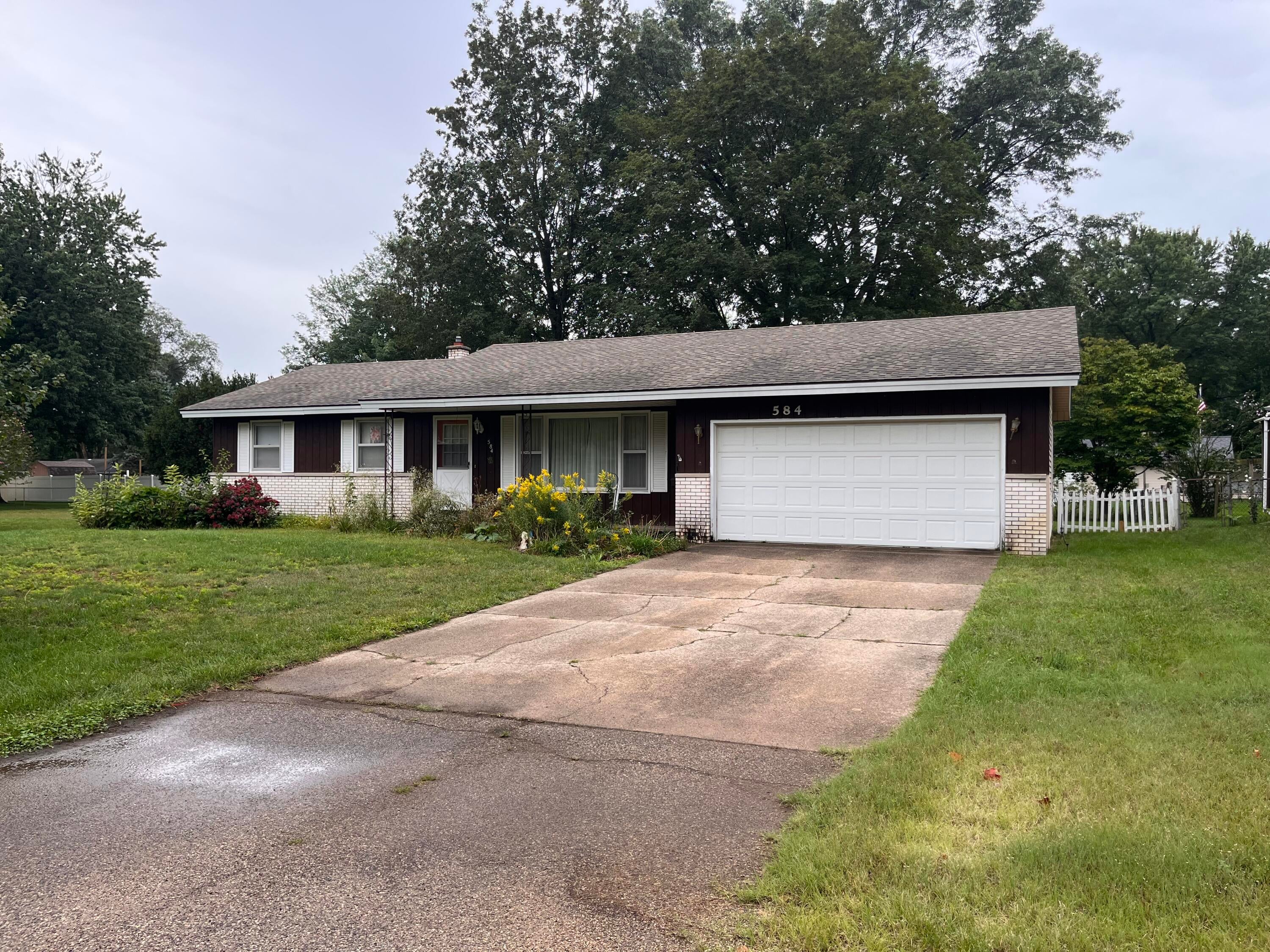 584 Pineview Drive — photo