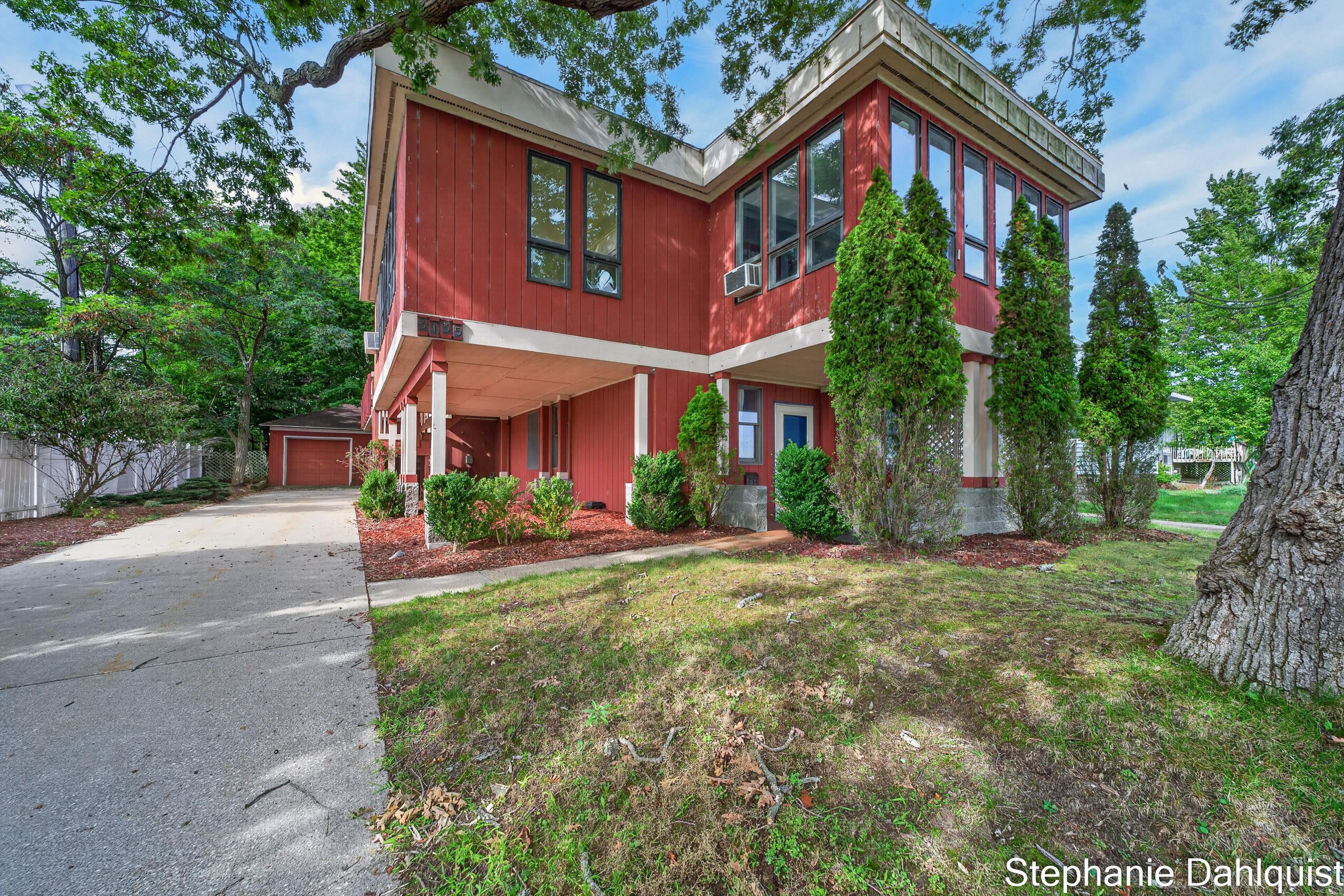 3135 Lakeshore Drive — photo