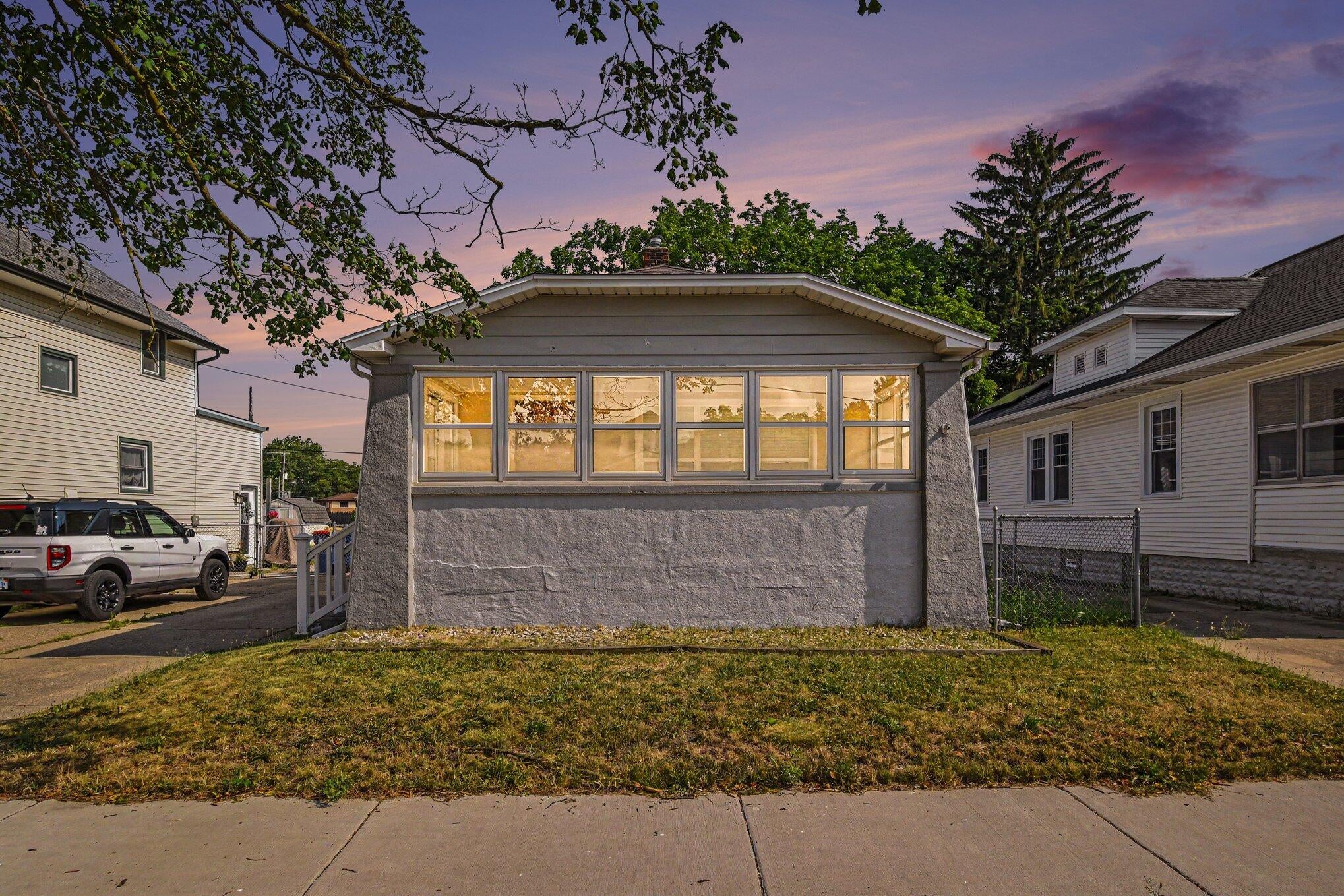 735 Eleanor Street NE — photo