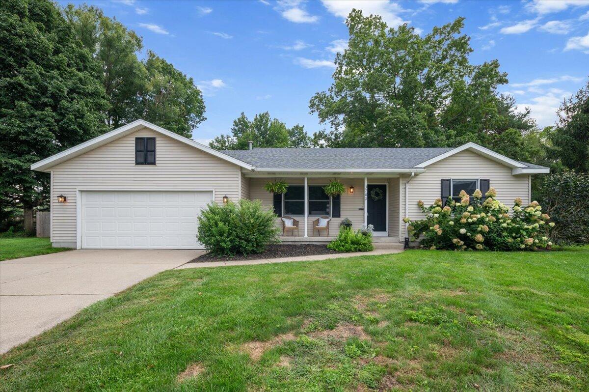 3702 Mesa Court NE — photo