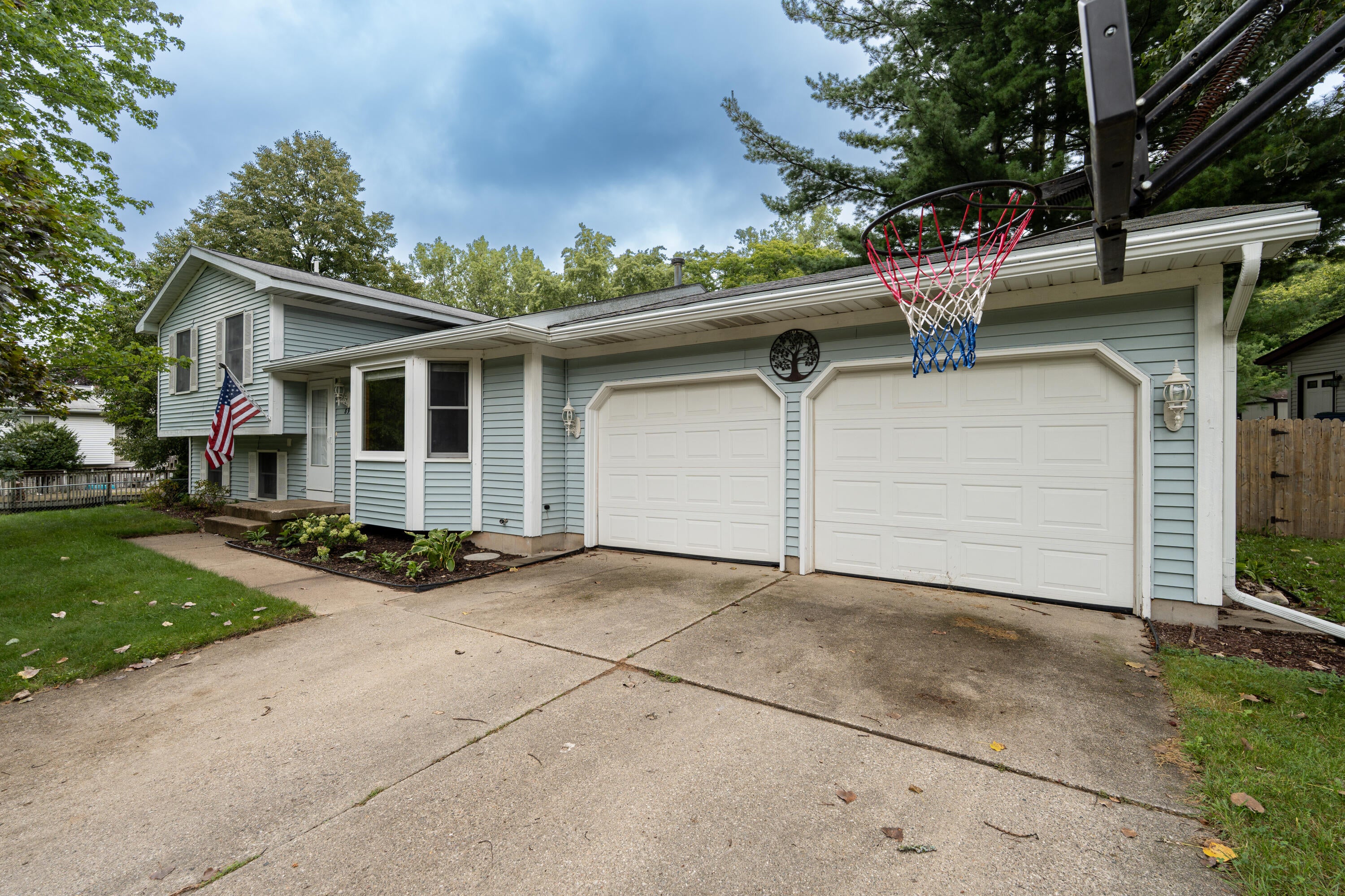 890 Gabrielle Court NE — photo