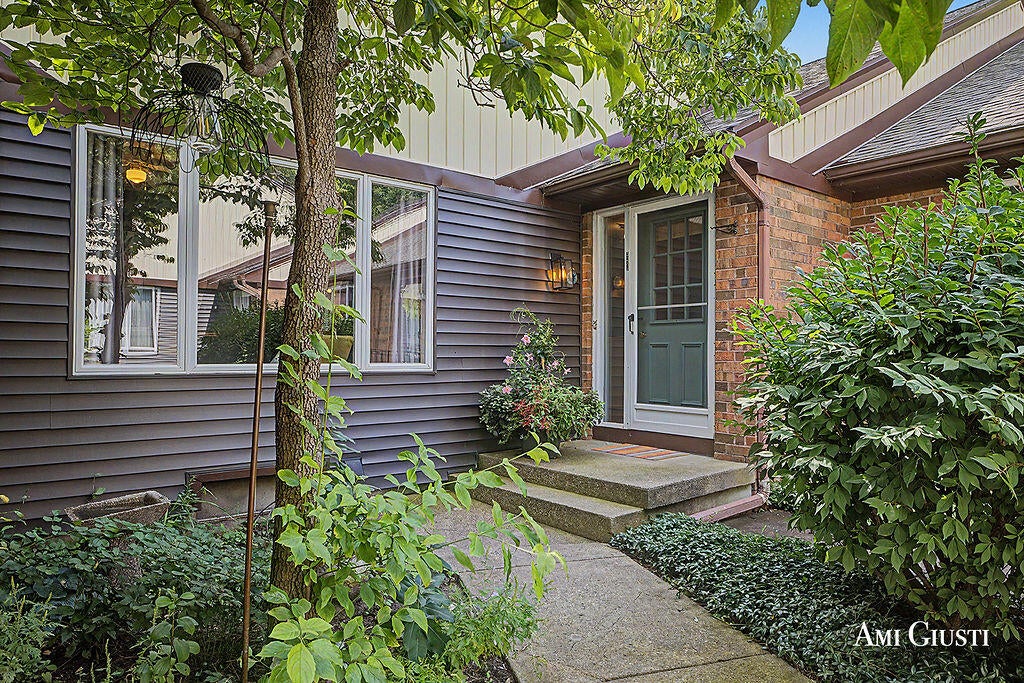 2285 Radcliff Circle SE — photo