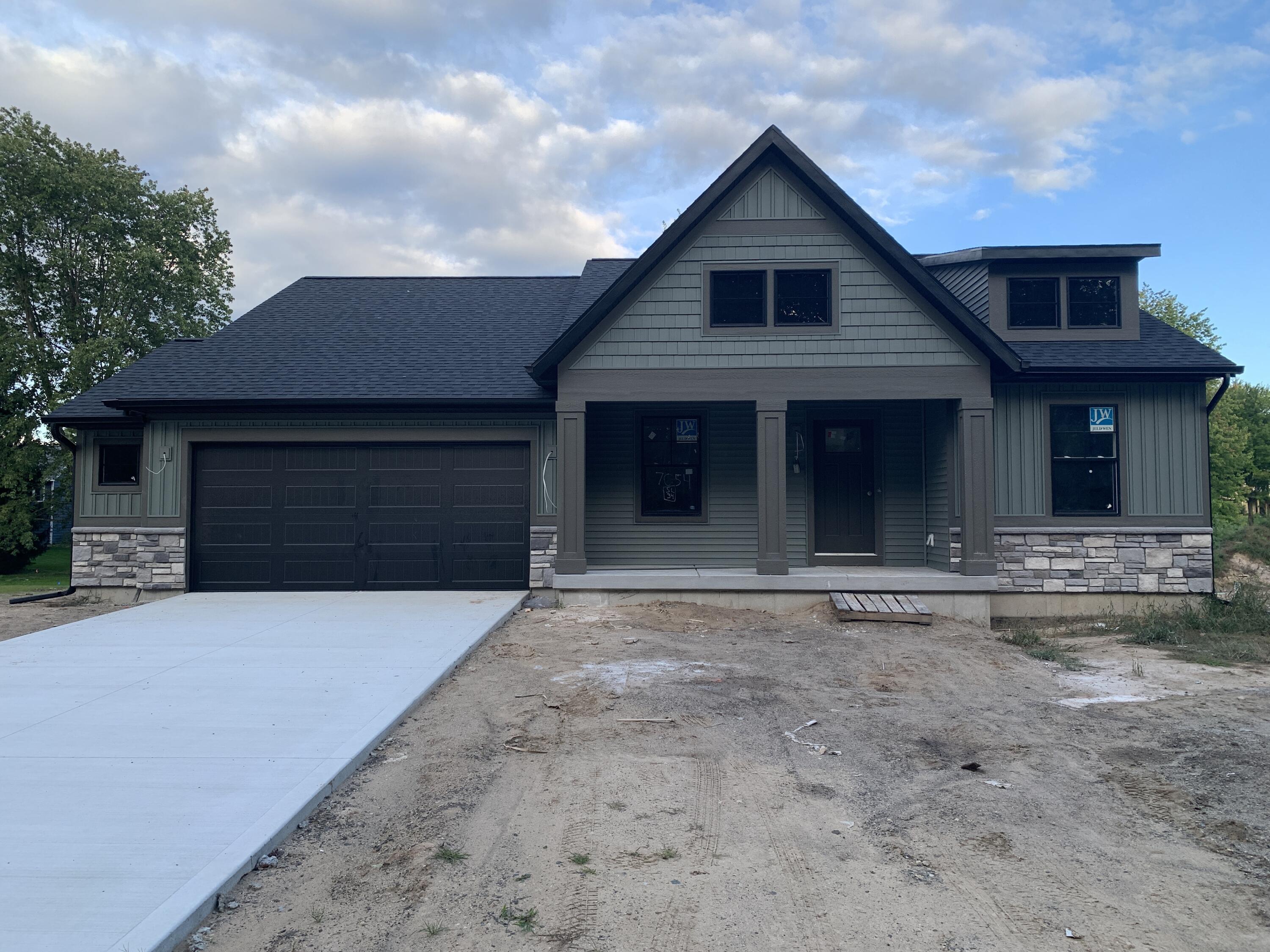 7054 Pinehurst Drive NE — photo