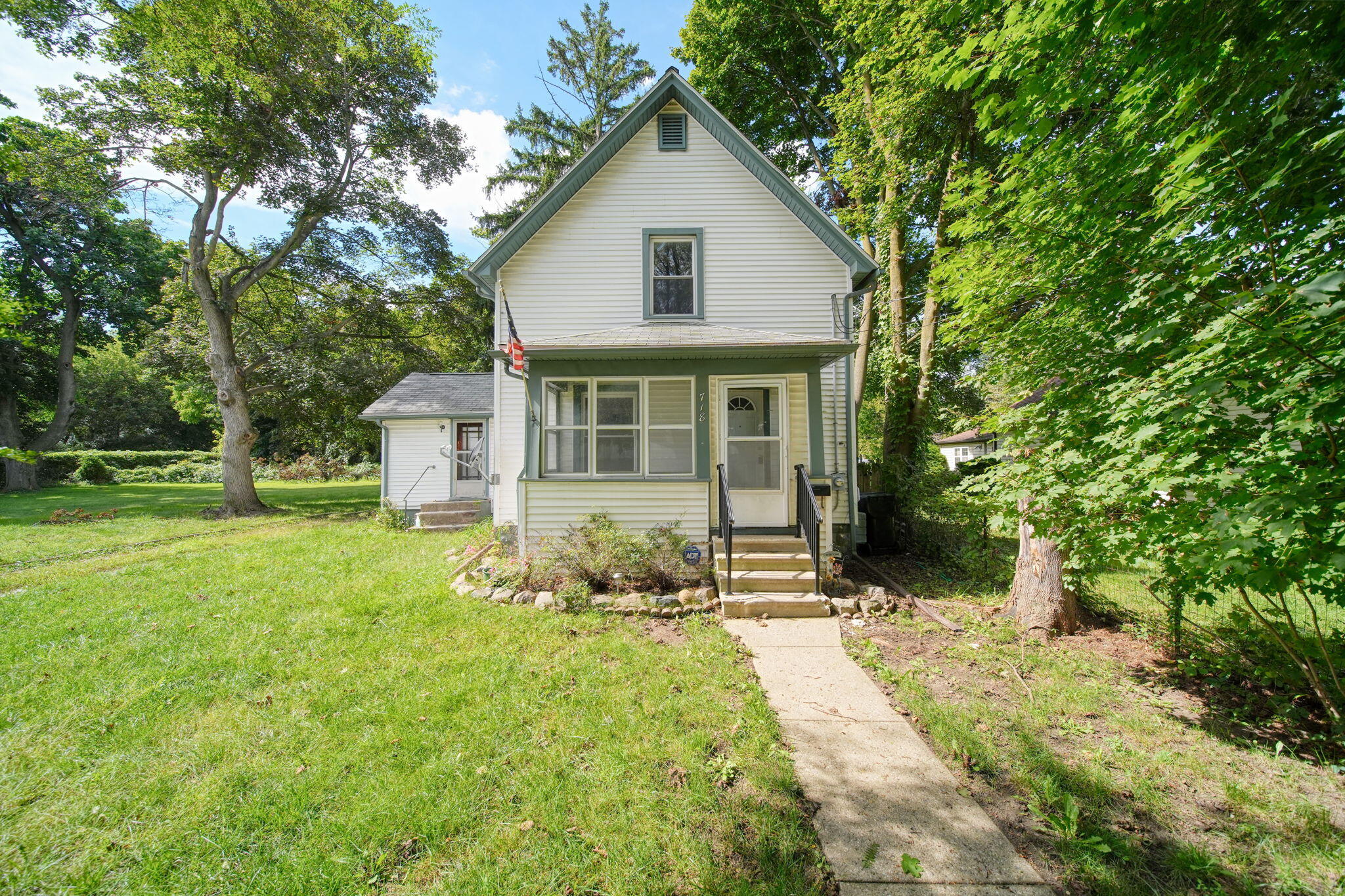 718 N Blackstone Street — photo