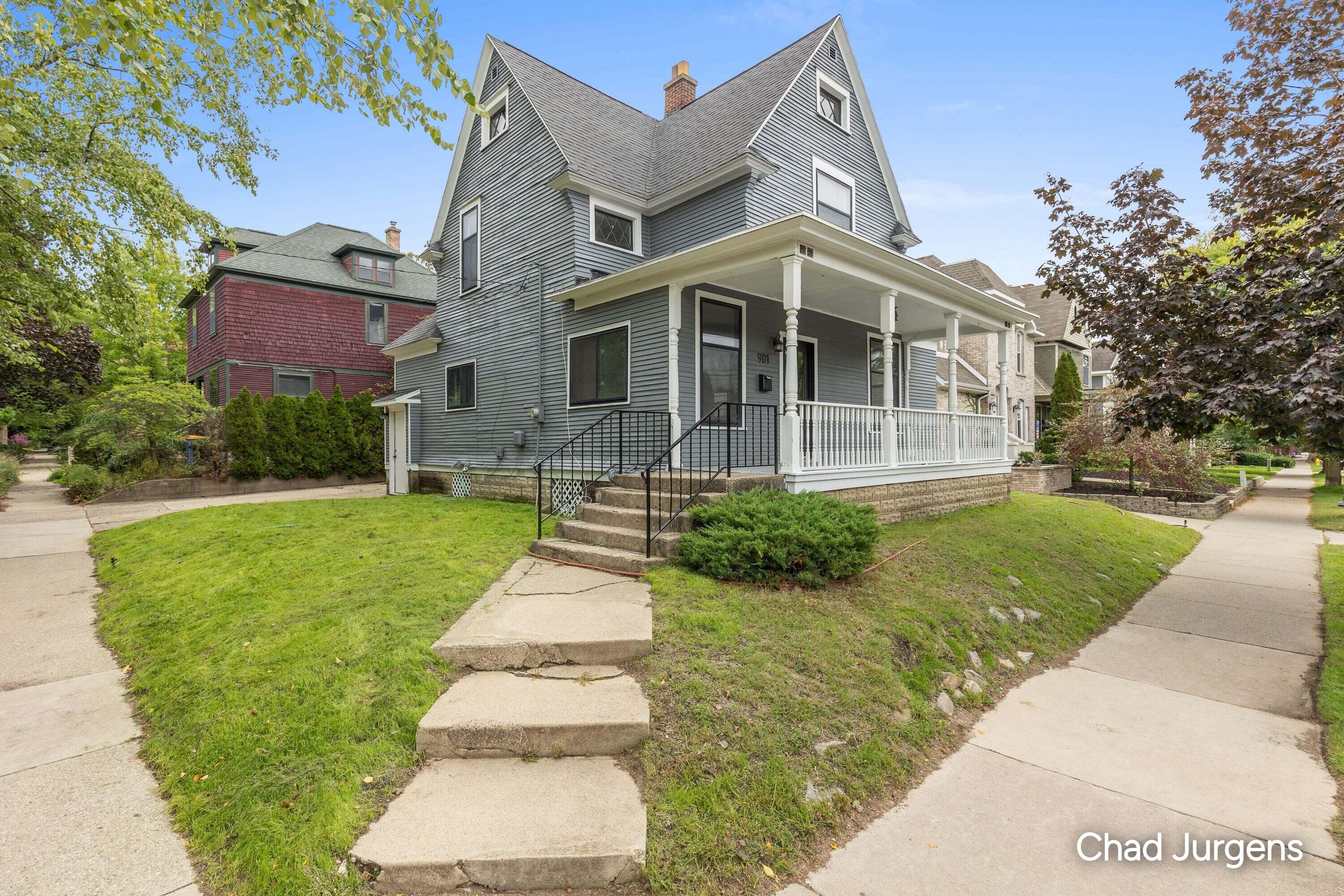 901 Wealthy Street SE — photo