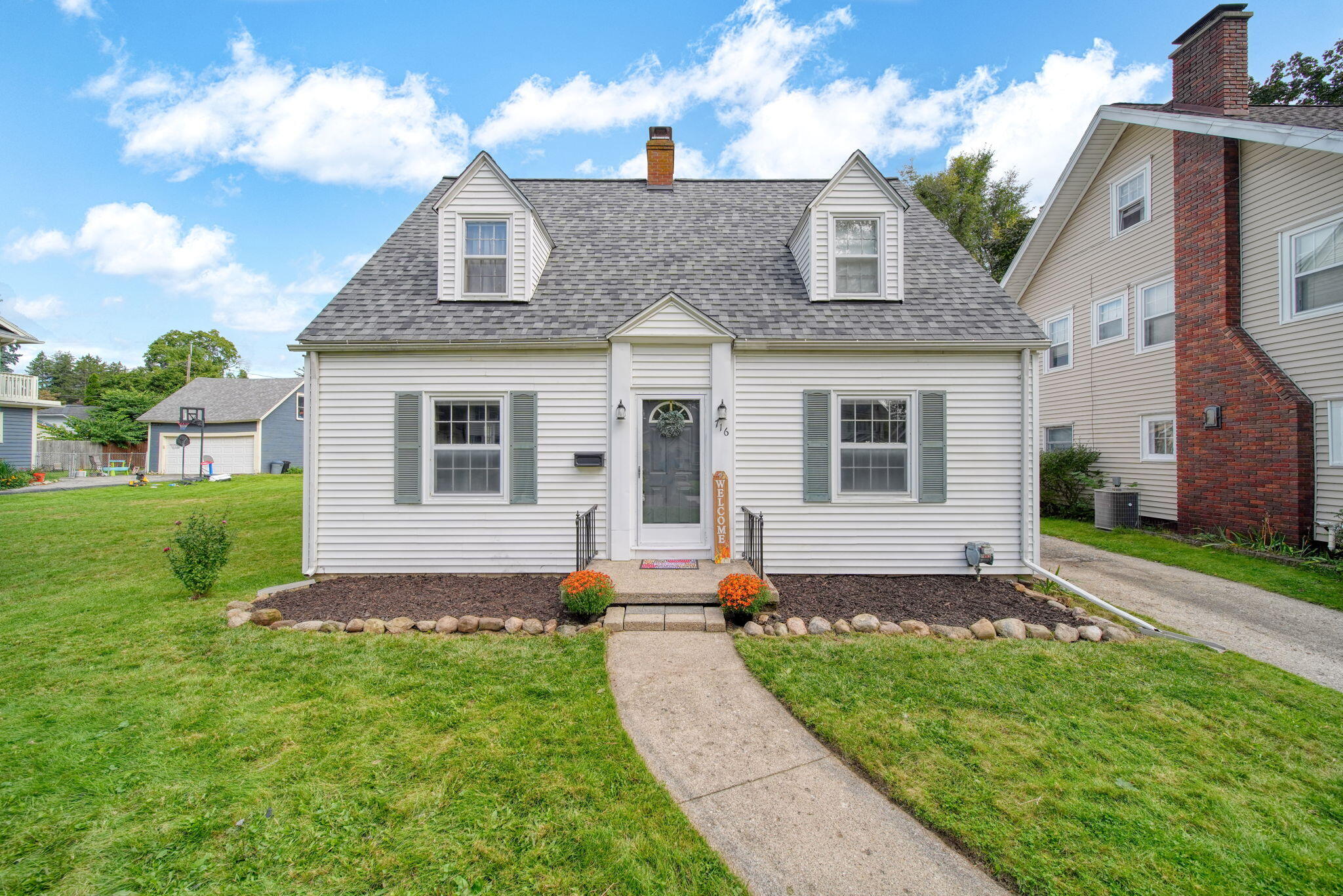 716 Woodfield Drive — photo