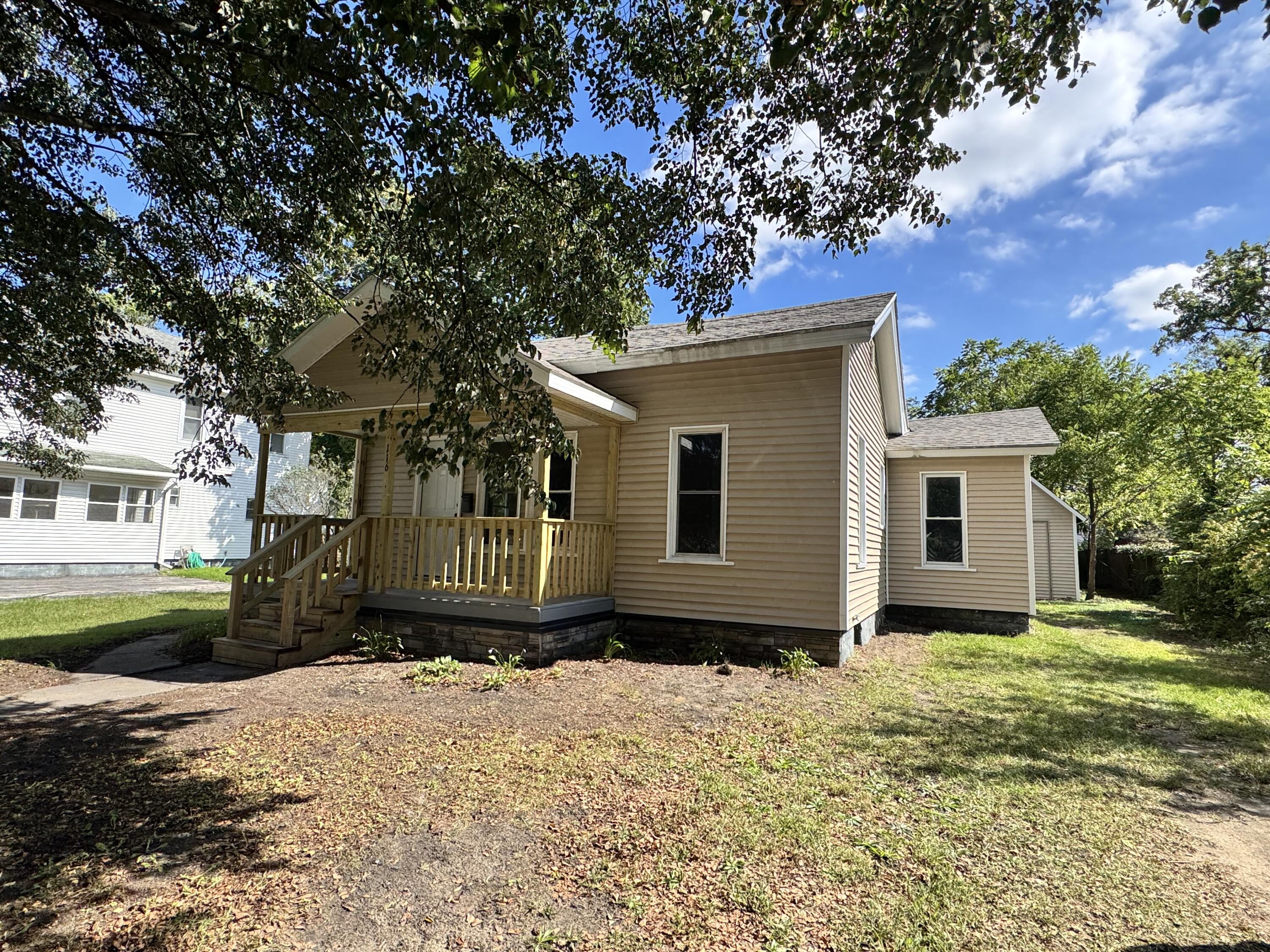 116 E Railroad Street — photo