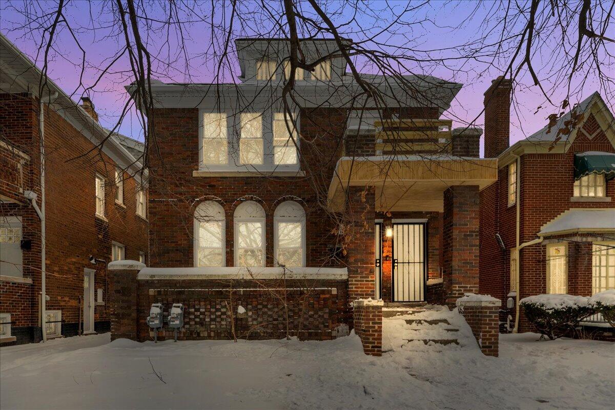 2725 Leslie Street — photo