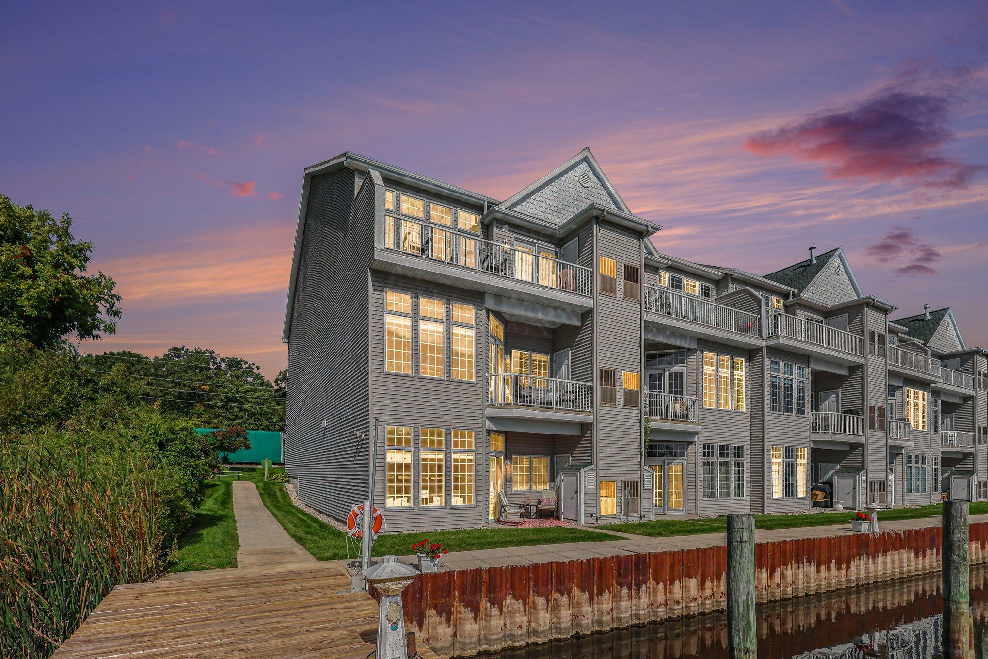2411 Lake Avenue 52 — photo