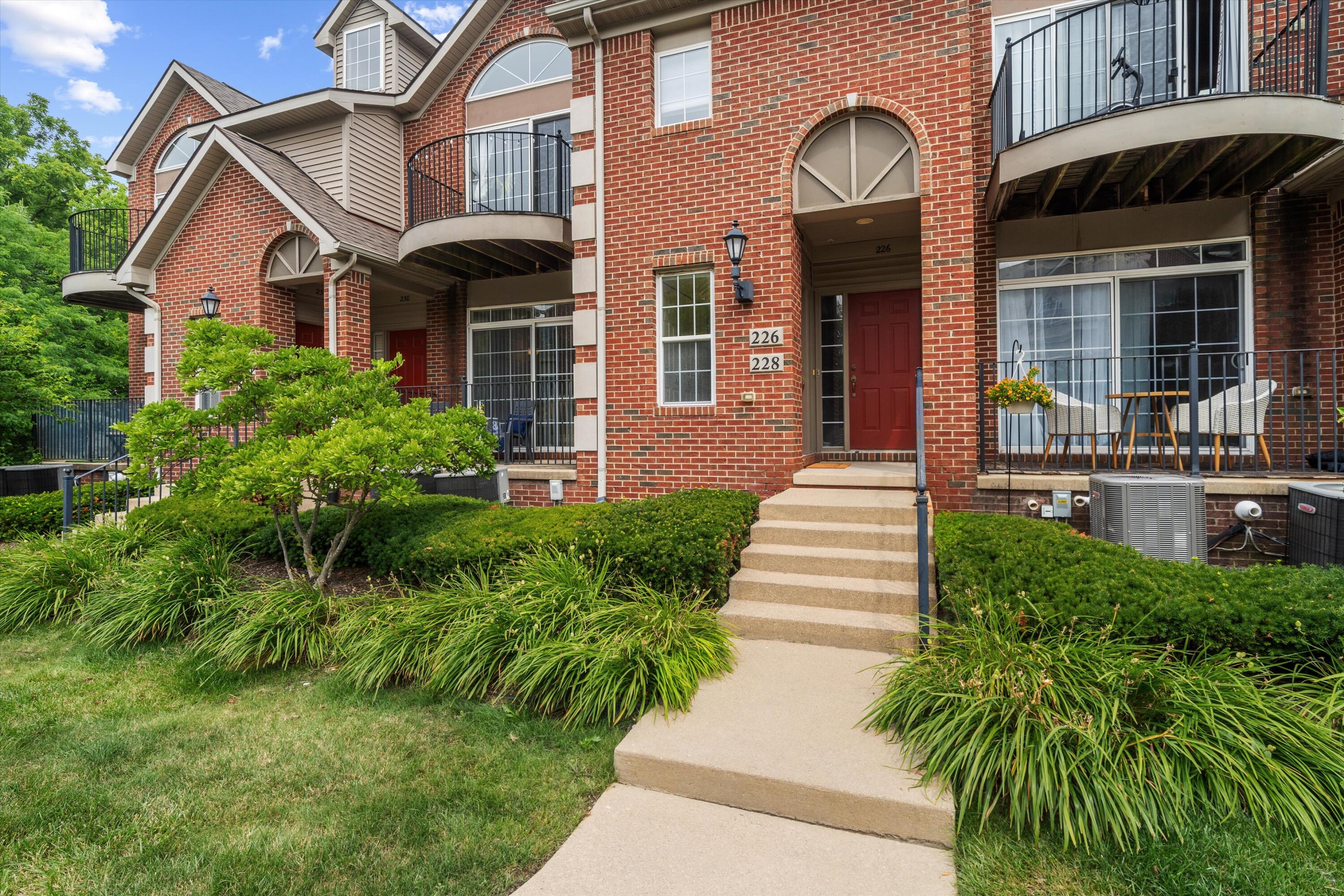228 W Oakbrook Drive — photo