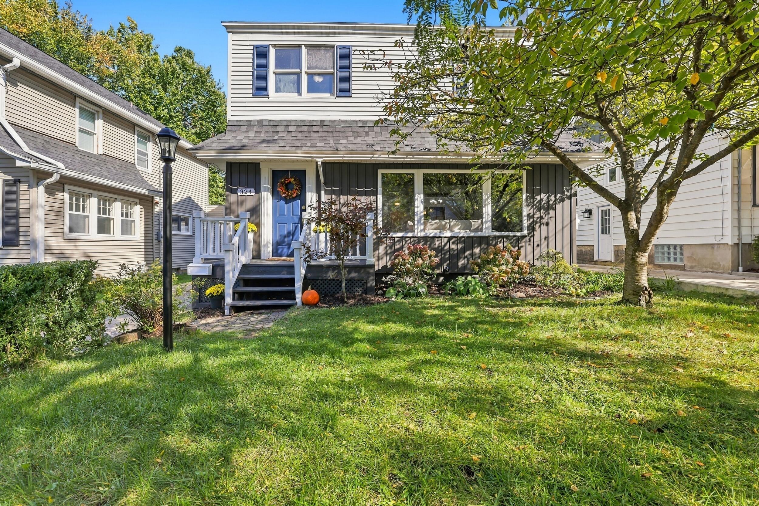 324 Gladstone Drive SE — photo