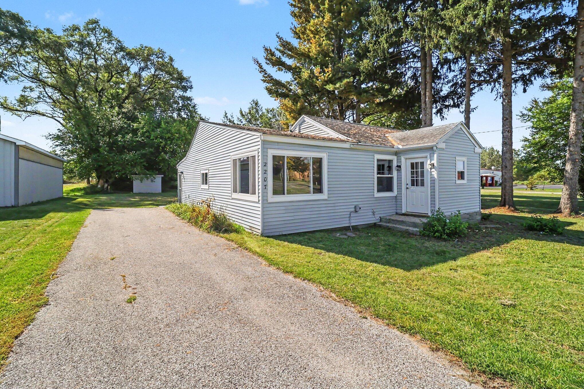 2207 W US Highway 10 — photo