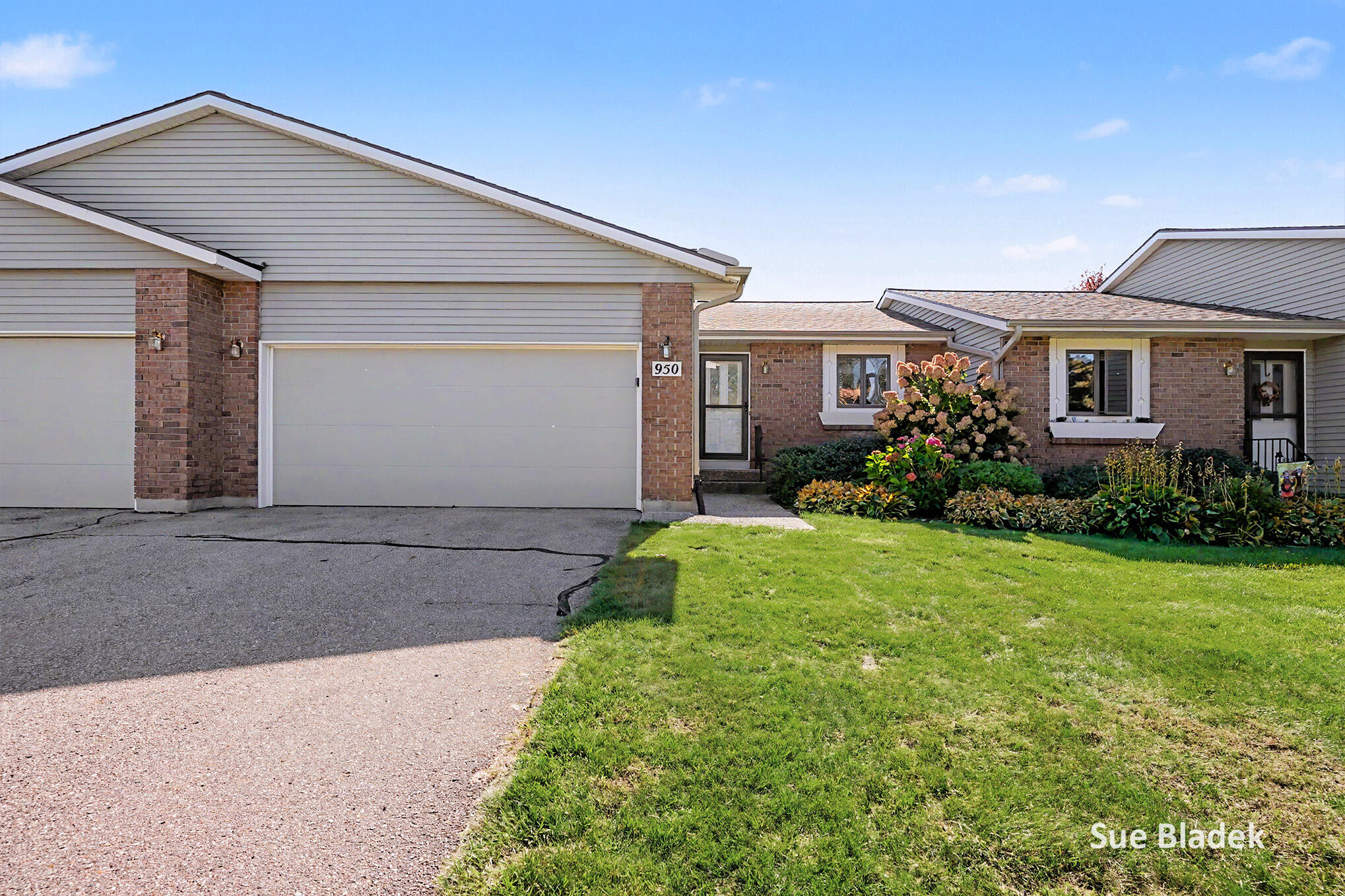 950 Village Court — photo