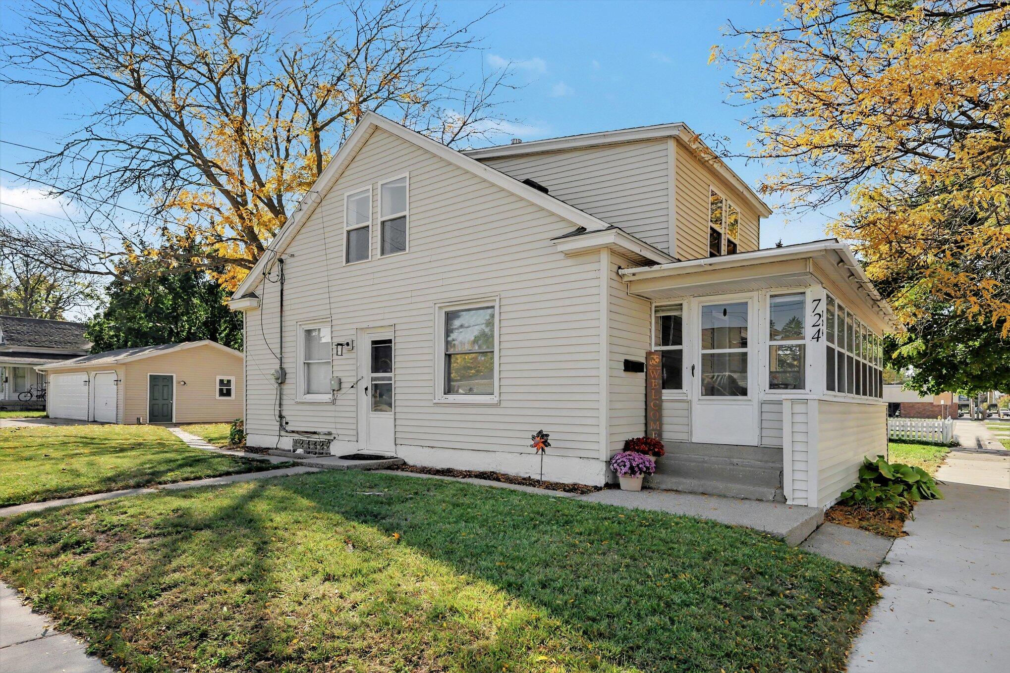 724 Eleanor Street NE — photo