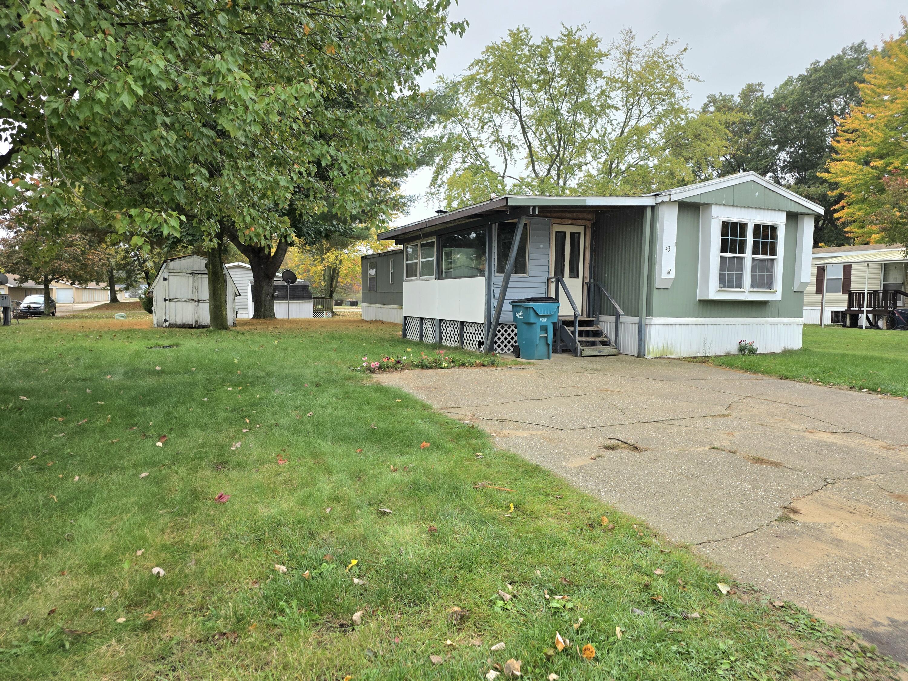 43 Maple Court — photo