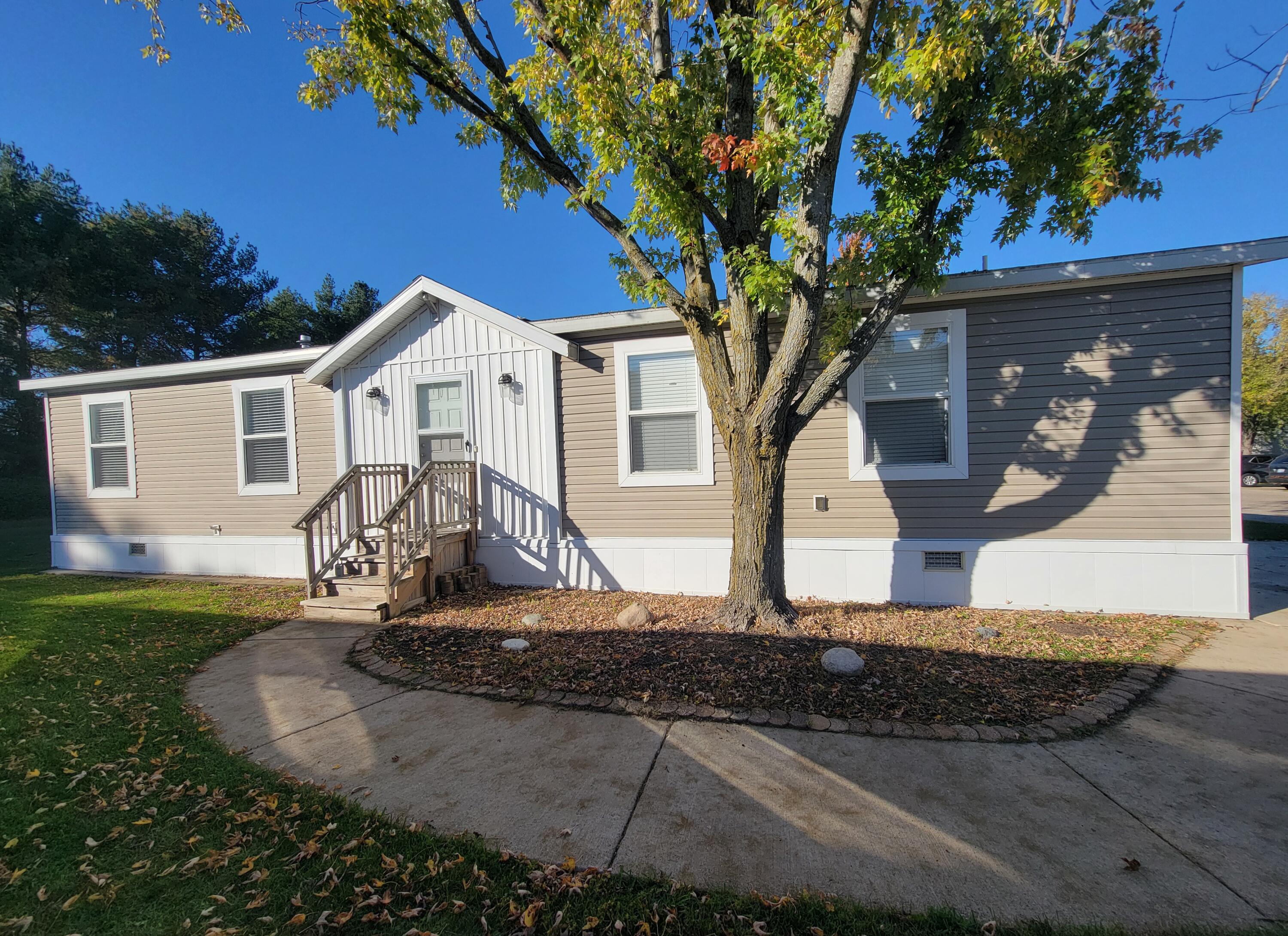 1139 Maple Leaf Lane NW — photo