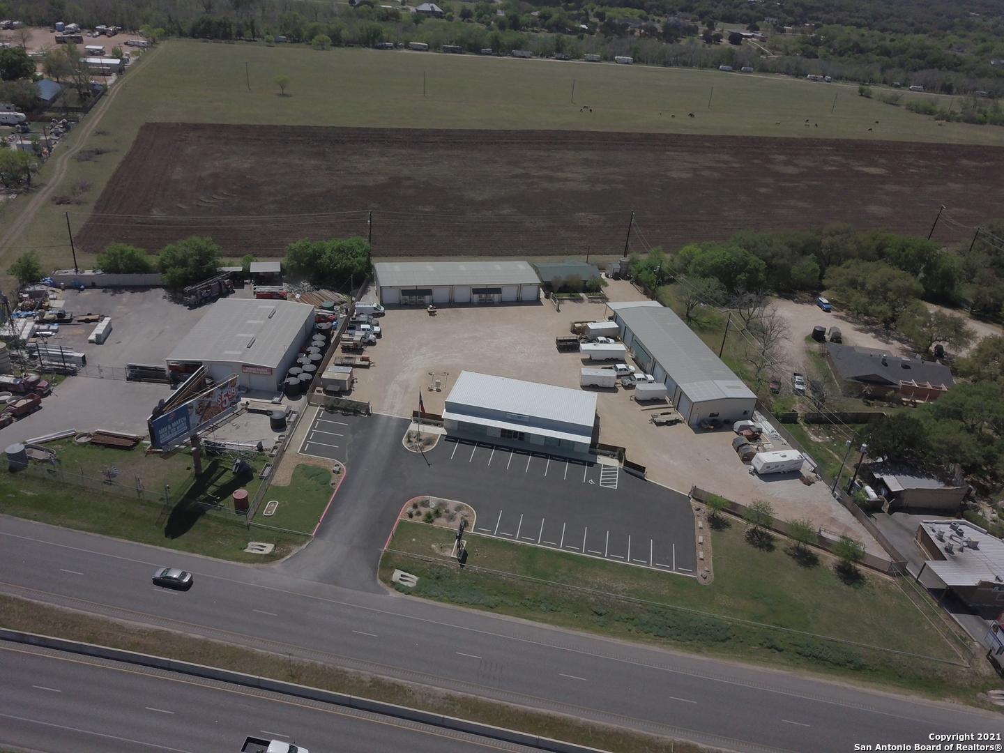 8603 US Highway 281 N — photo