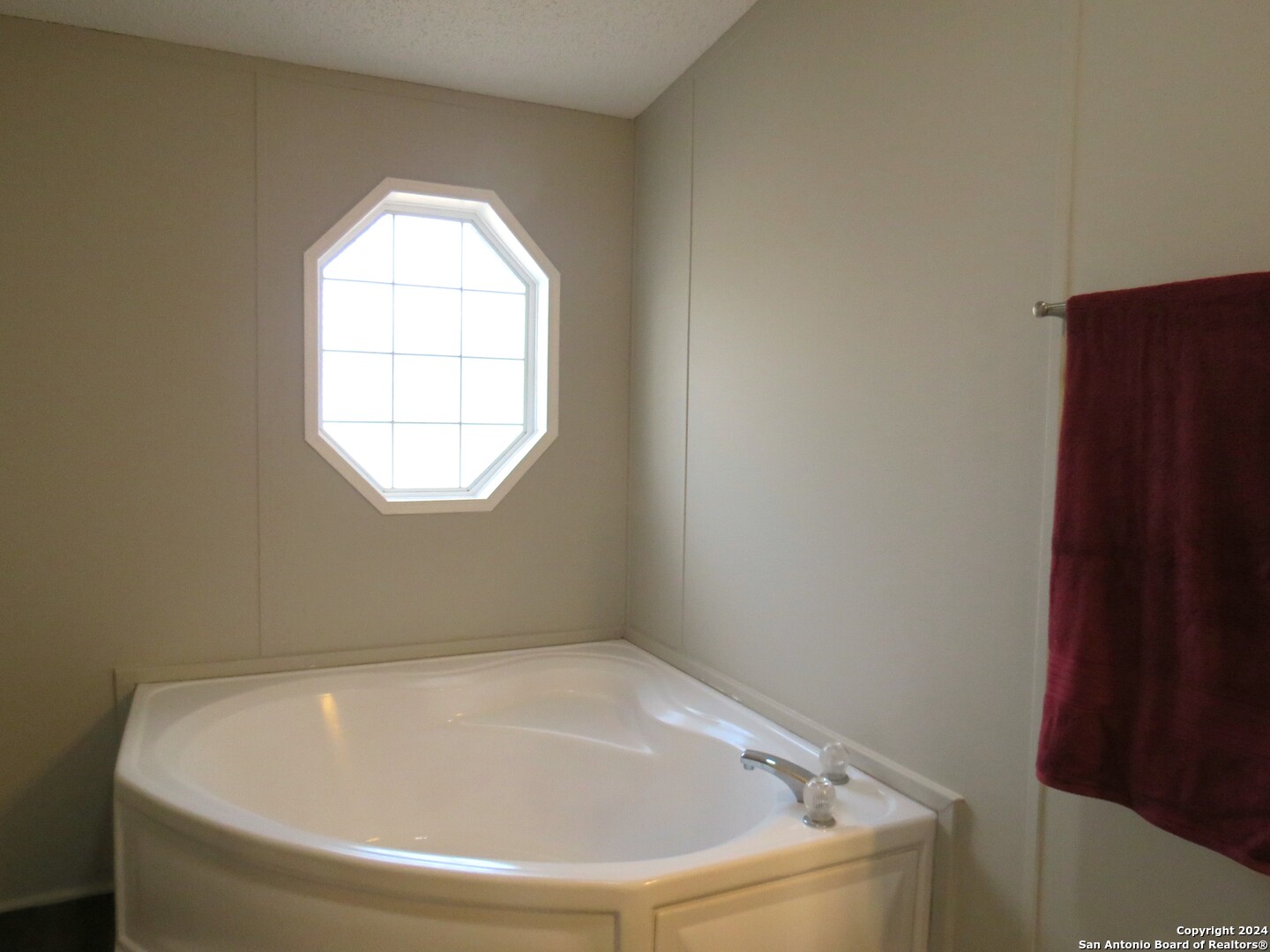 315 Loraine Drive, Devine, TX 78016 — photo 3