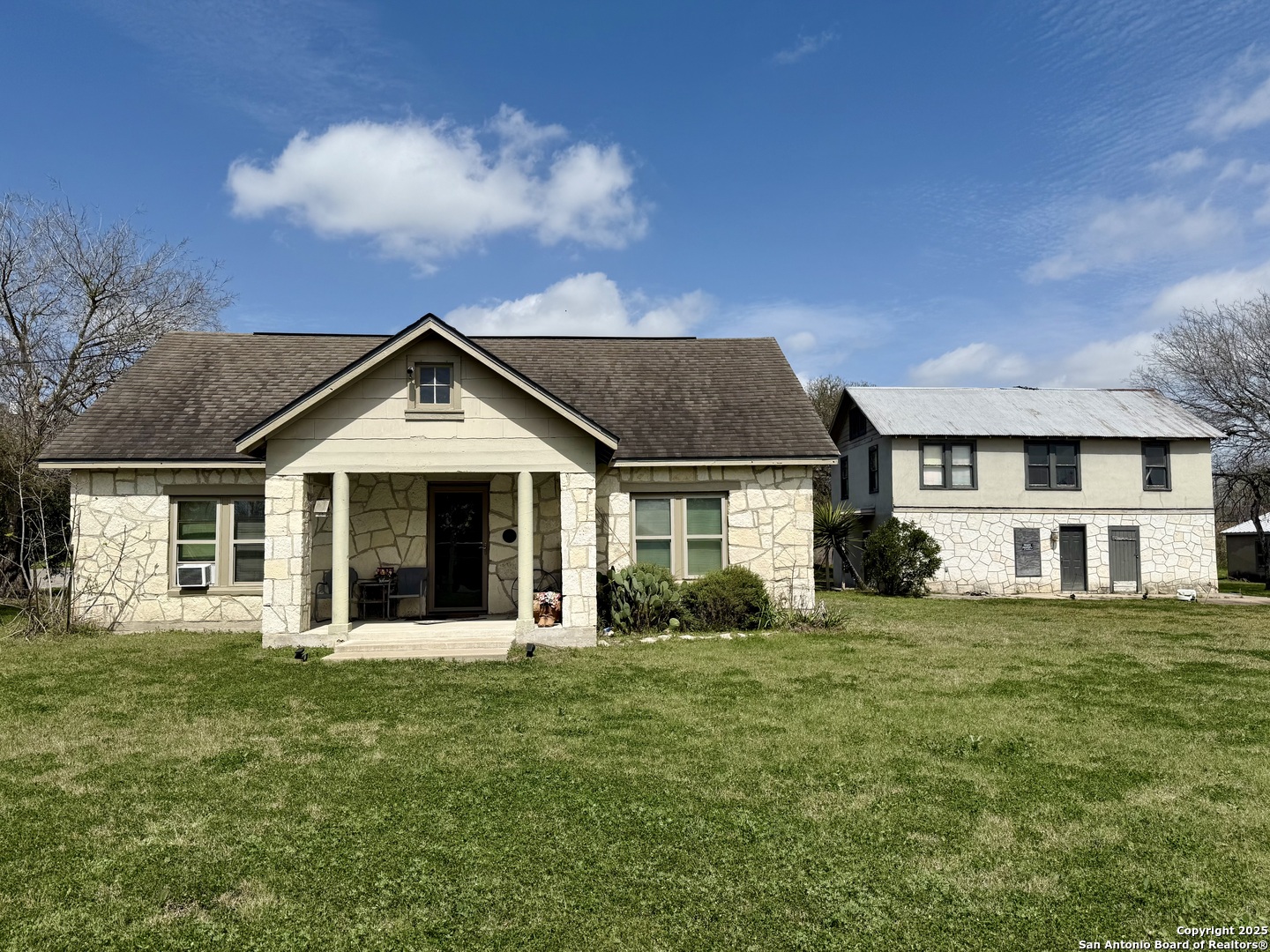 705 Weir — photo