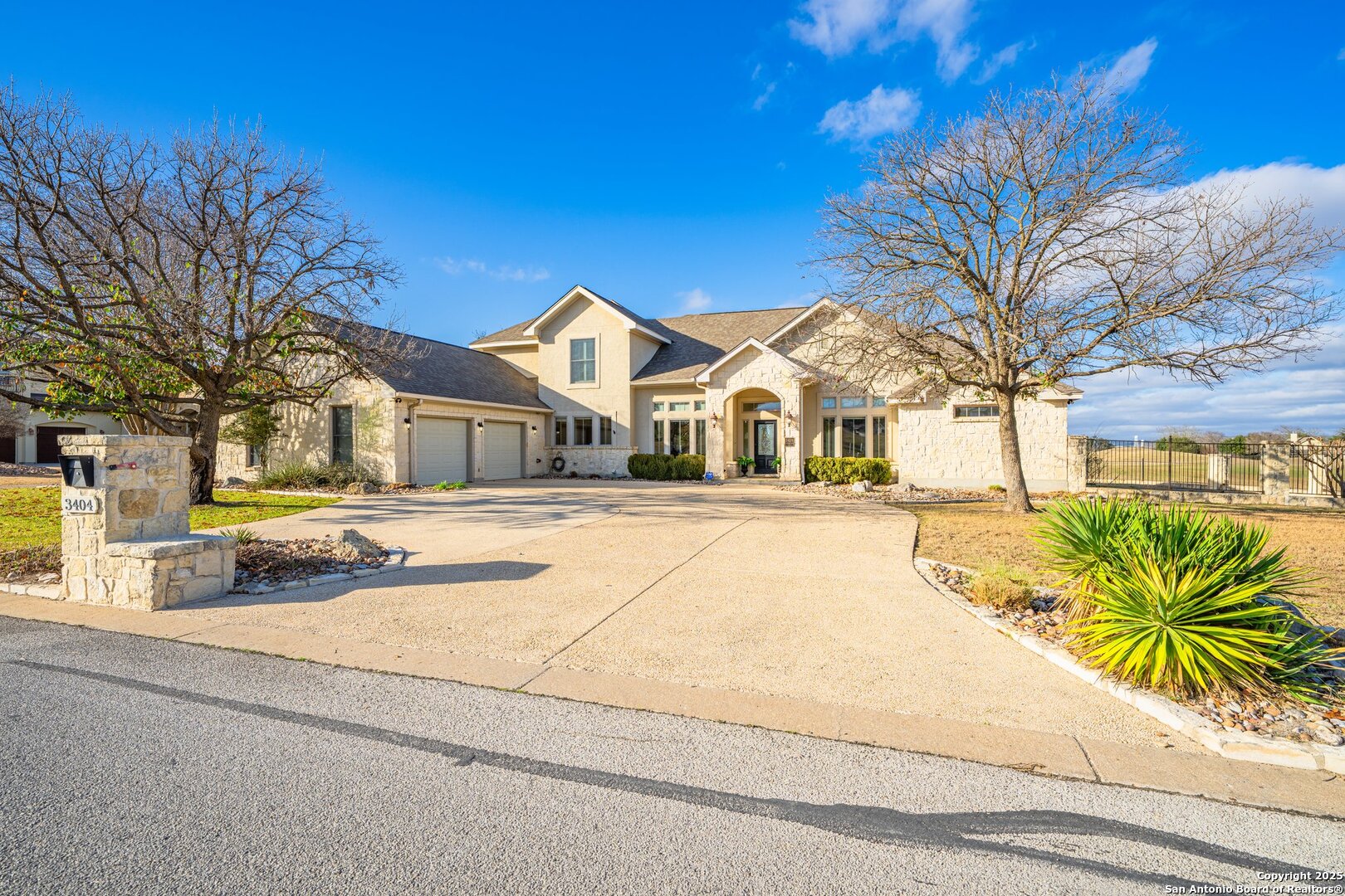 3404 Comanche Trace Dr E — photo