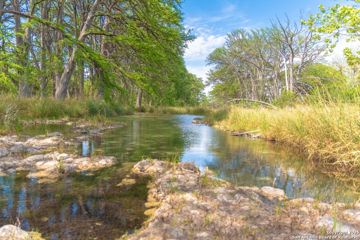 950 River Road, Utopia, TX 78884