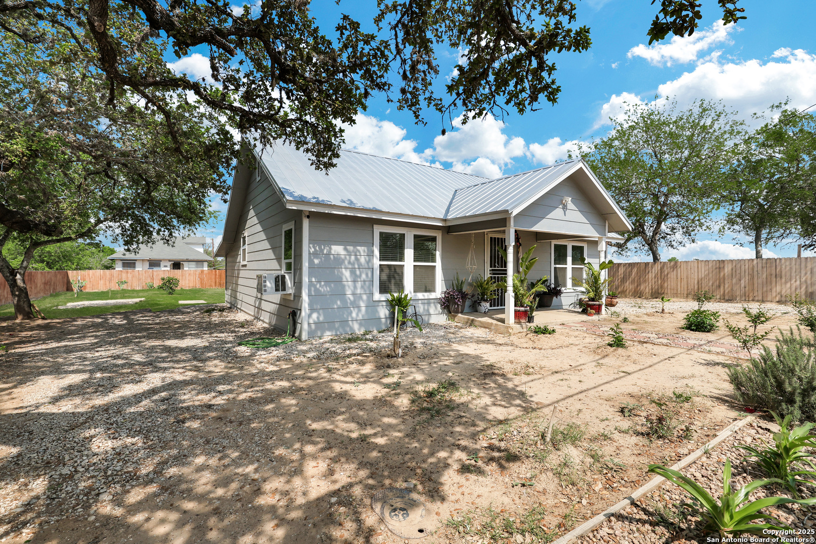 507 Hayden, Devine, TX 78016 — photo 2