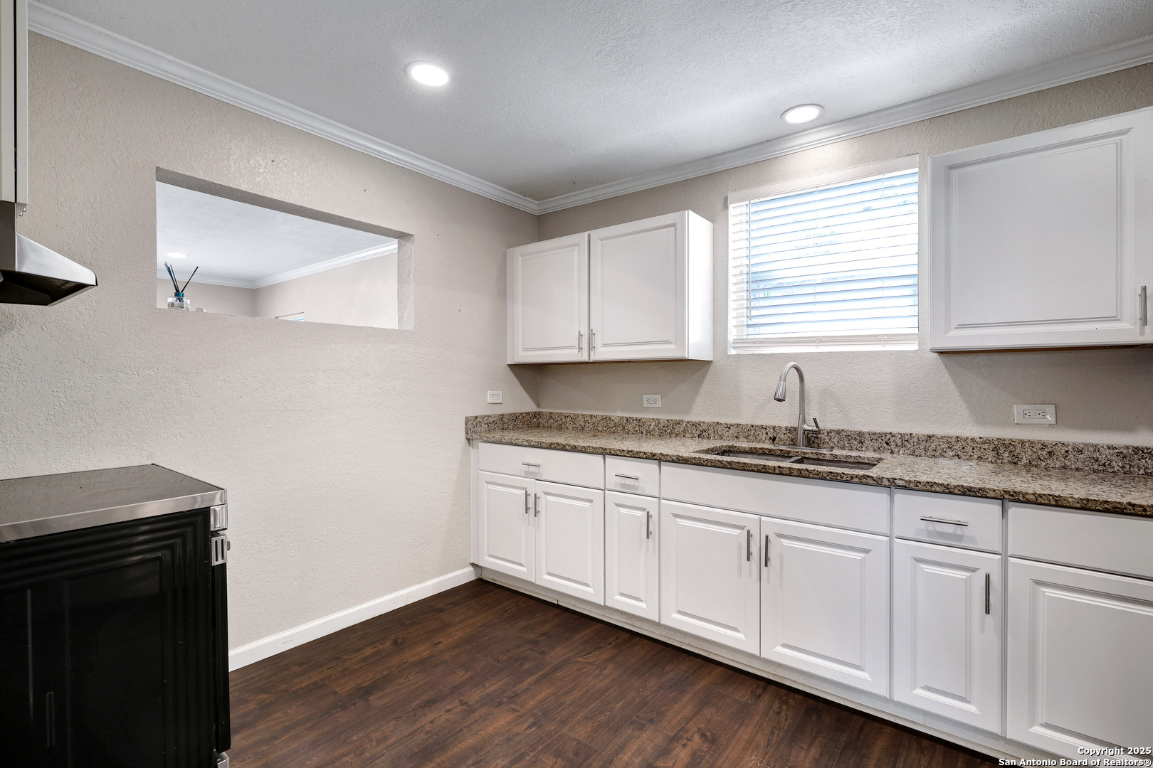 507 Hayden, Devine, TX 78016 — photo 3