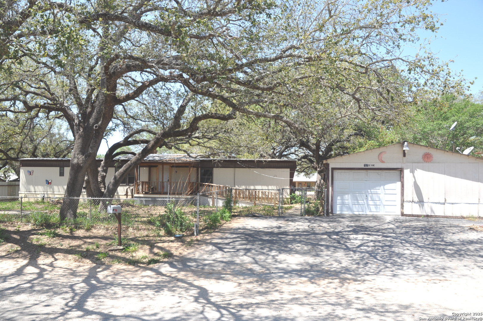 707 Devine, Devine, TX 78016 — photo 2