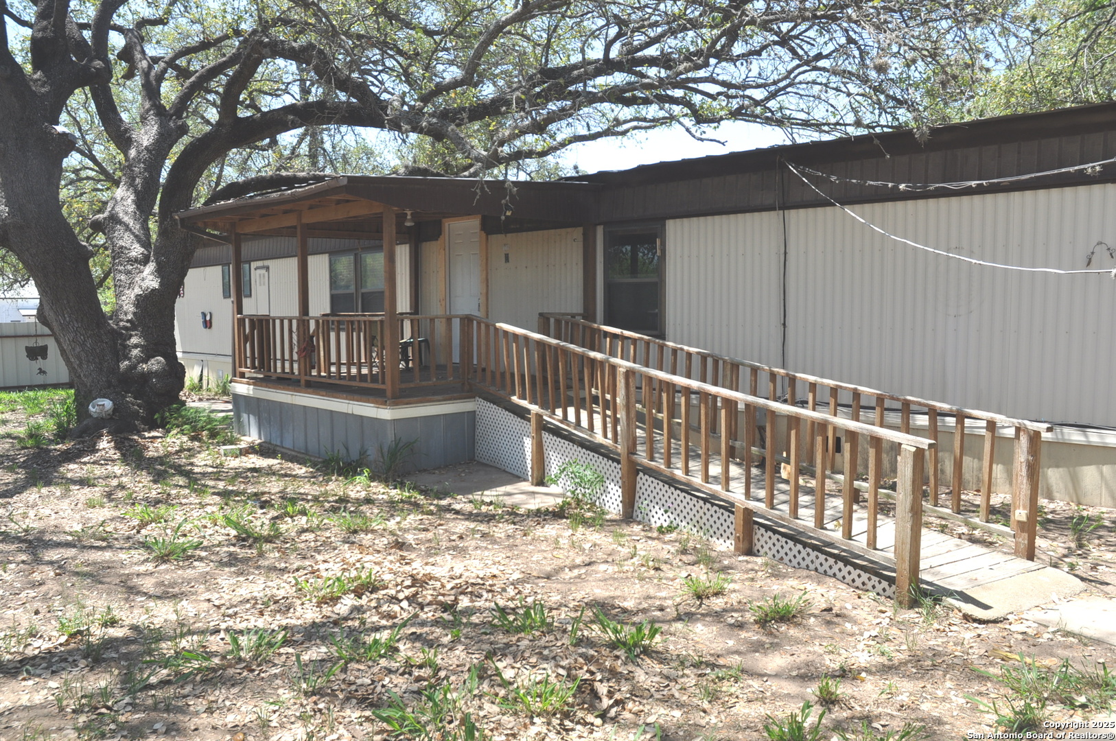 707 Devine, Devine, TX 78016 — photo 3
