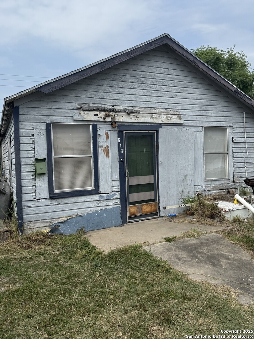 814 E. Yoakum — photo