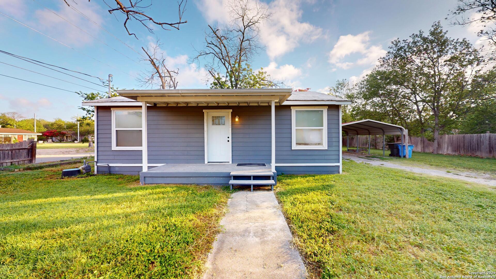 604 New Braunfels — photo