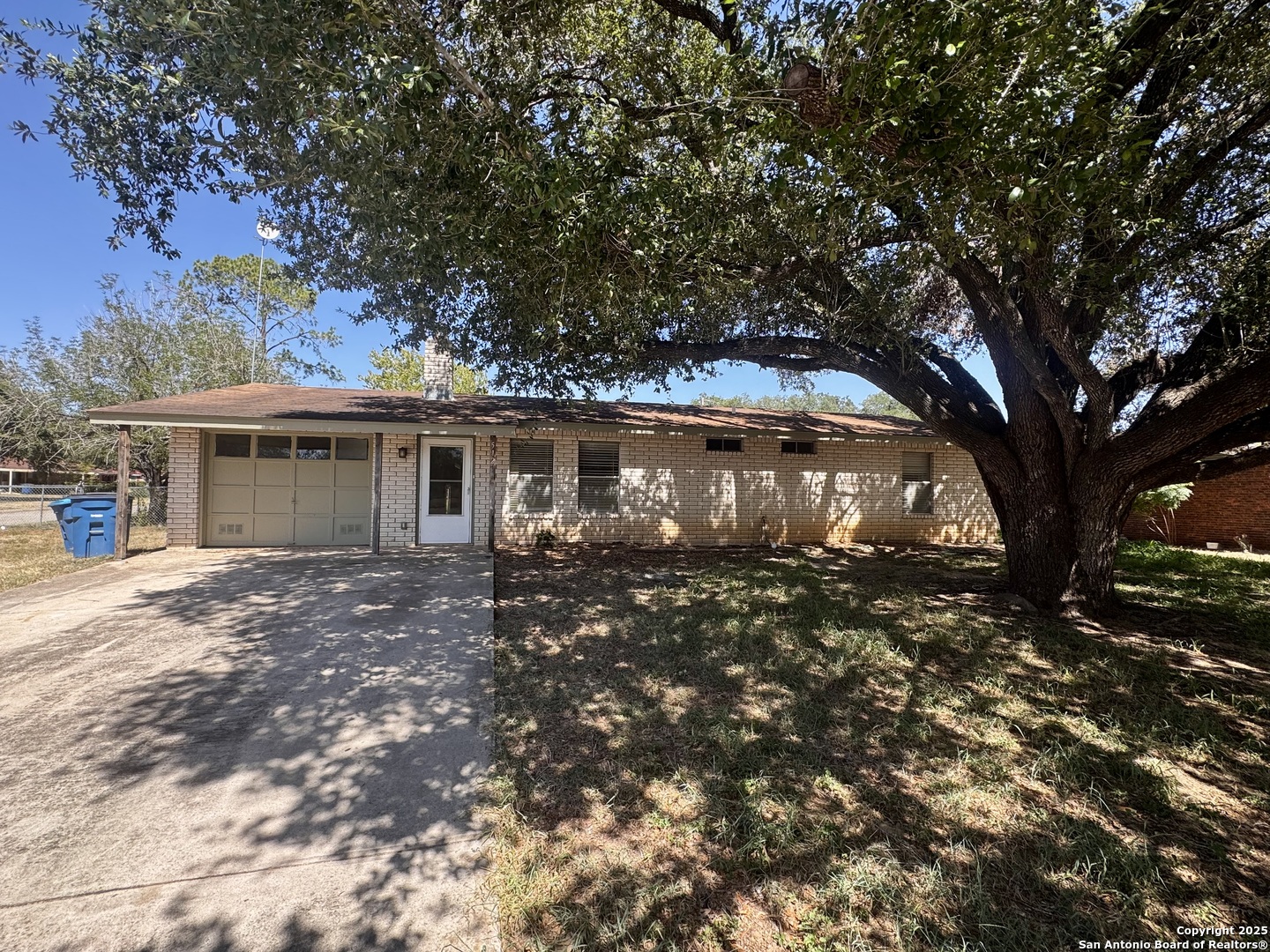 512 Low Meadow — photo