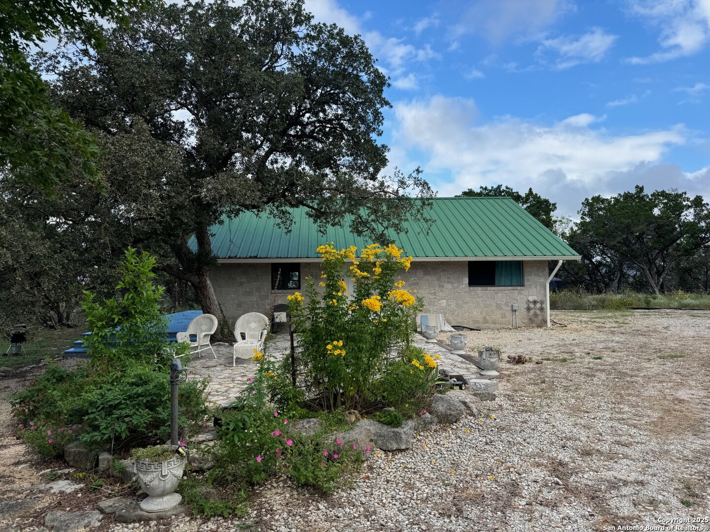 572 FM 2107 — photo