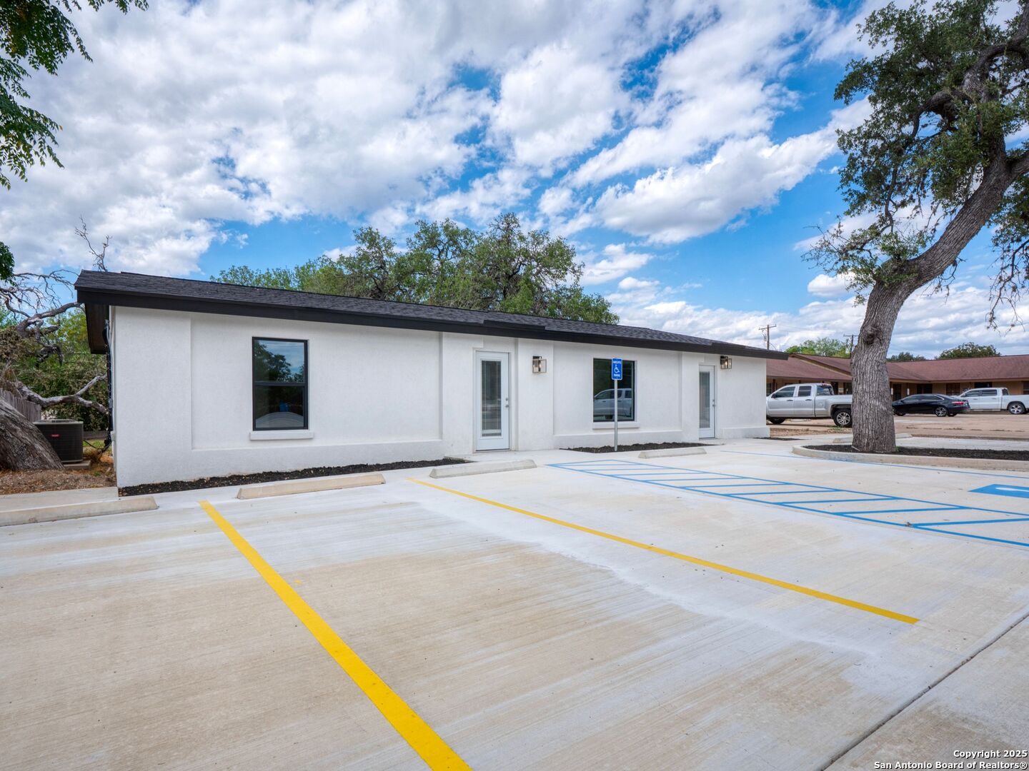 1026 W Oaklawn Street — photo