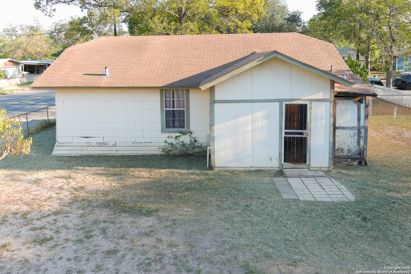 732 E Mesquite, Uvalde, TX 78801 — photo 3