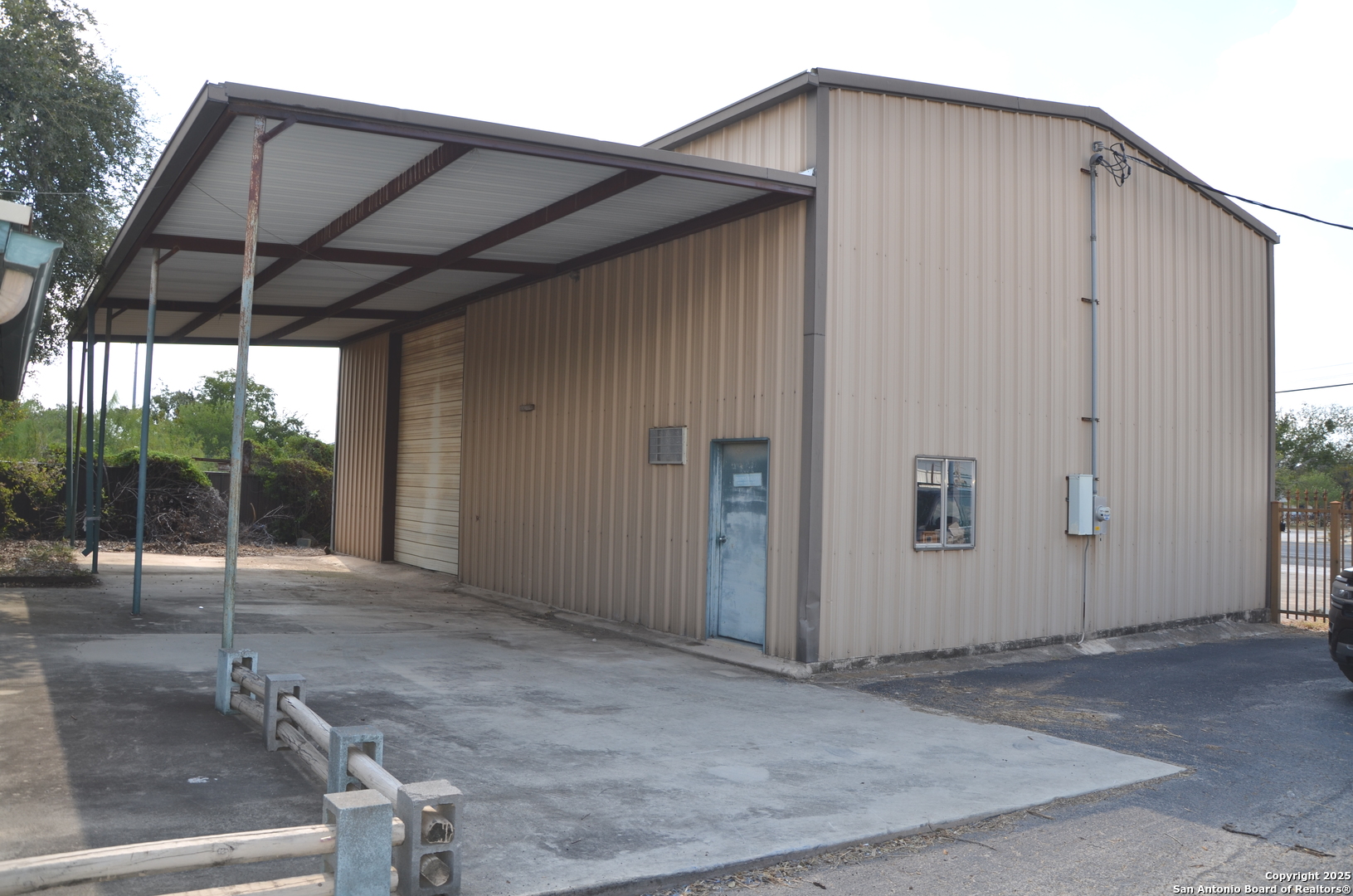 708 N Teel, Devine, TX 78016 — photo 2