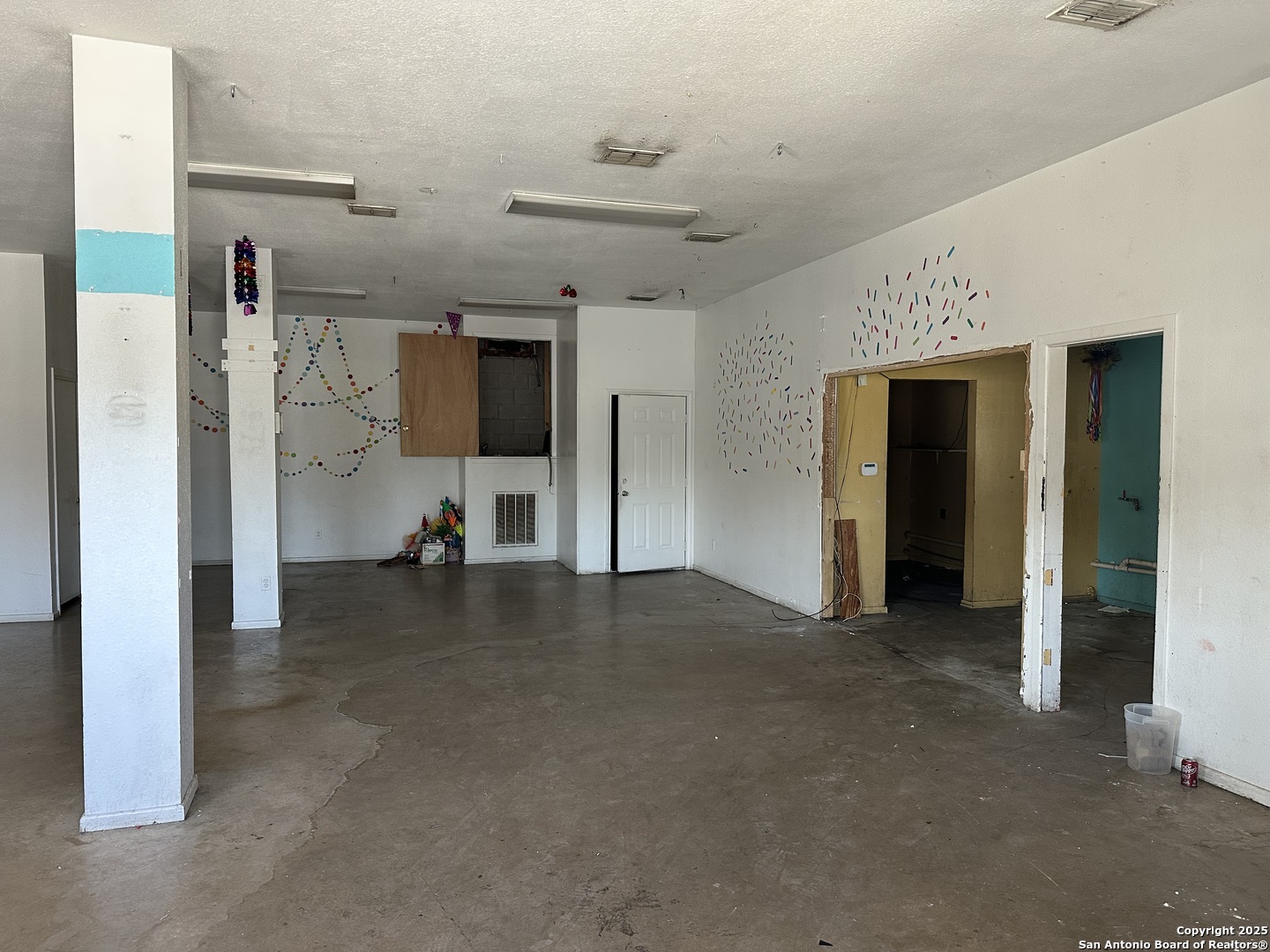 613 Evans, Uvalde, TX 78801 — photo 3