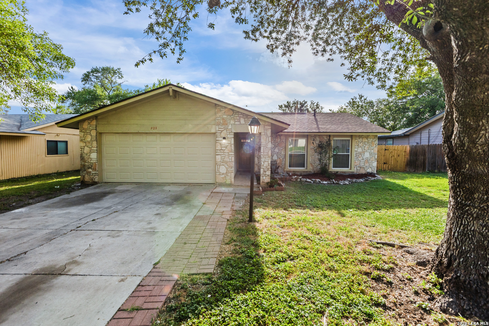 923 Saddlebrook Drive — photo
