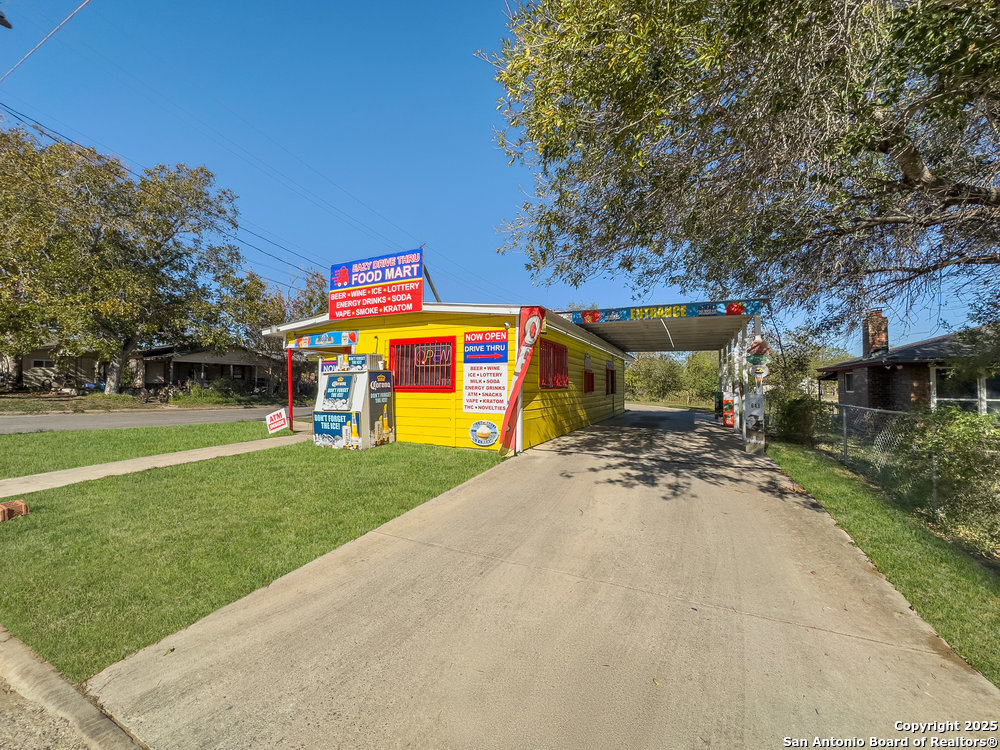 702 Avenue H — photo