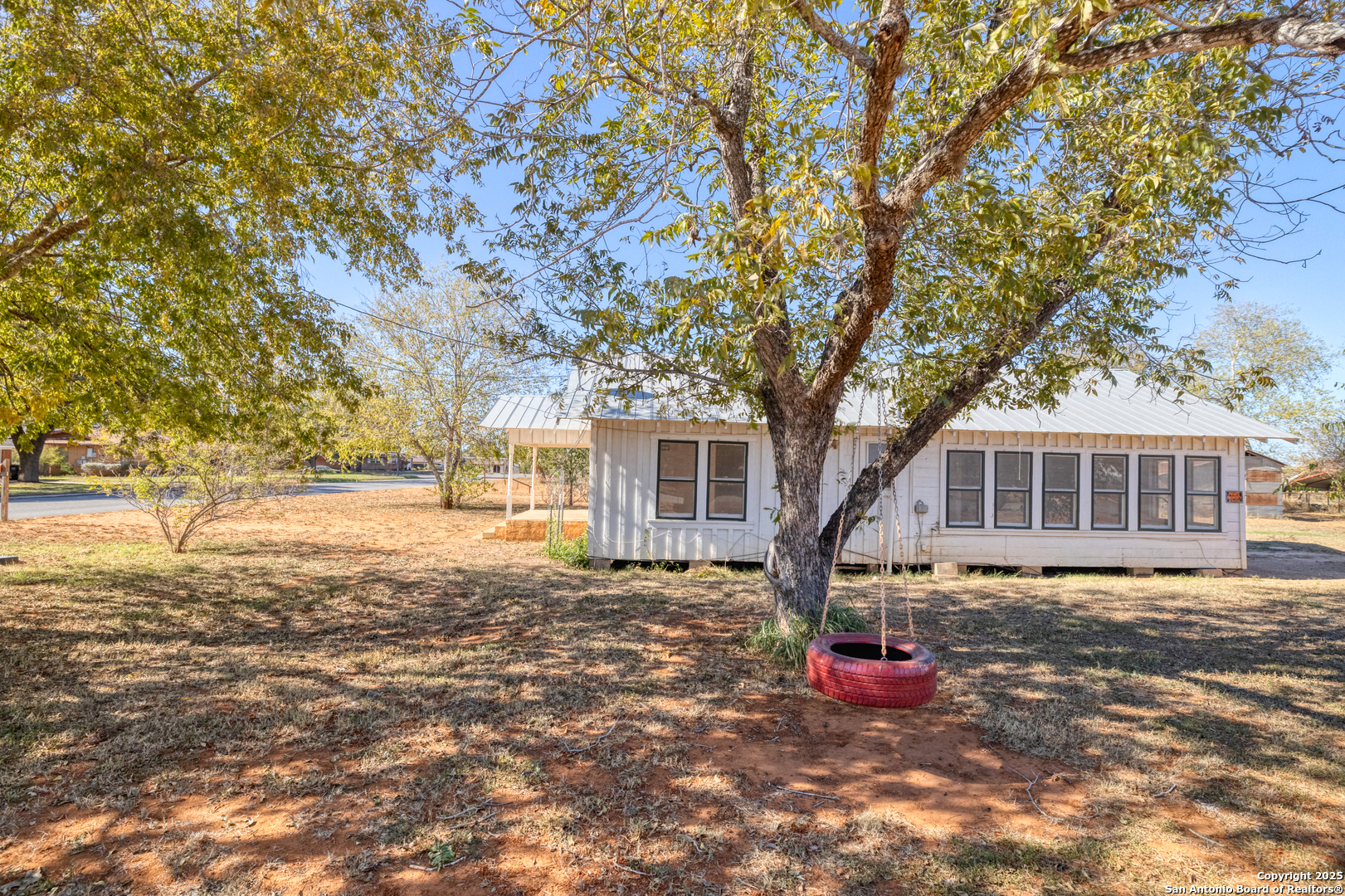 719 E Trinity, Pearsall, TX 78061 — photo 2