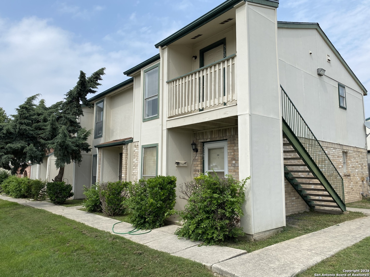 4949 Hamilton Wolfe 5201 — photo