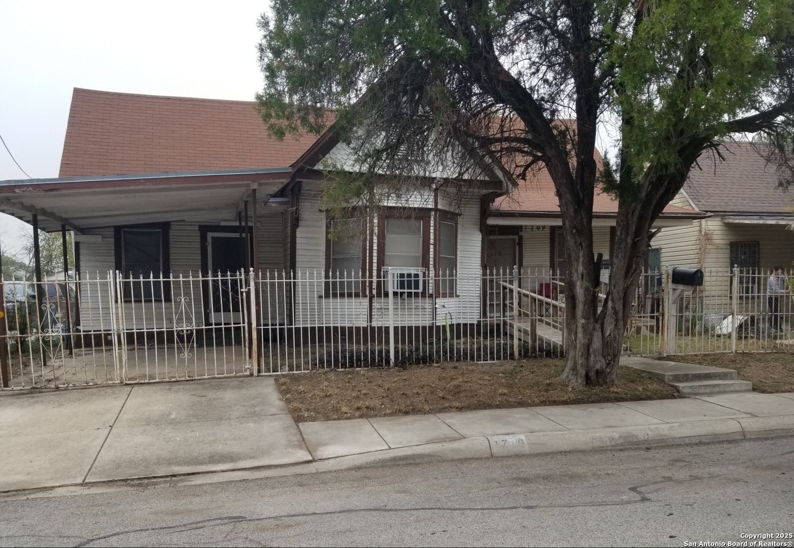 1709 Delgado — photo